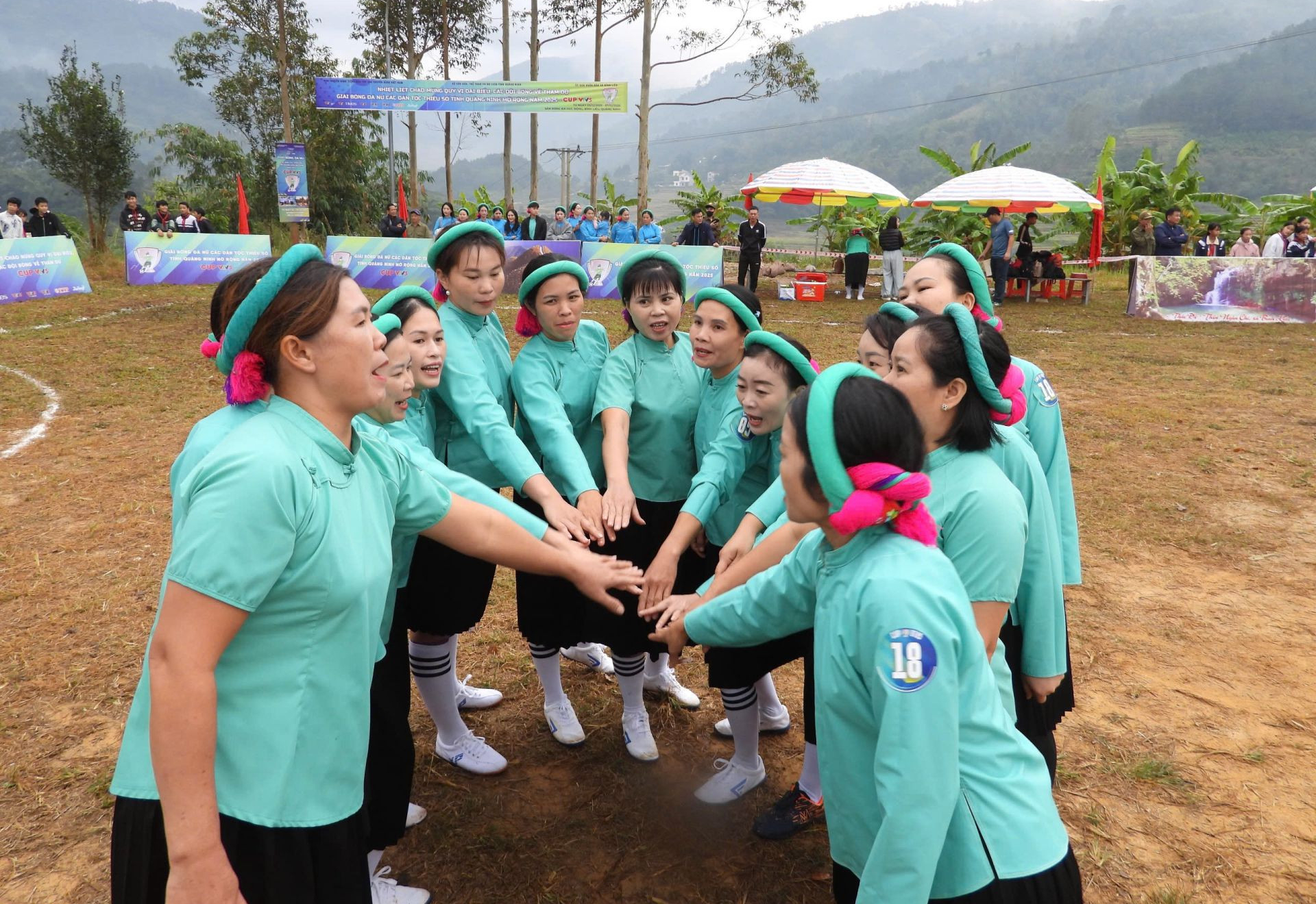 Giải b&oacute;ng đ&aacute; dễ thương số 1 thế giới: Khi c&aacute;c c&ocirc; g&aacute;i tự h&agrave;o mặc trang phục d&acirc;n tộc ra s&acirc;n thi đấu- Ảnh 5.