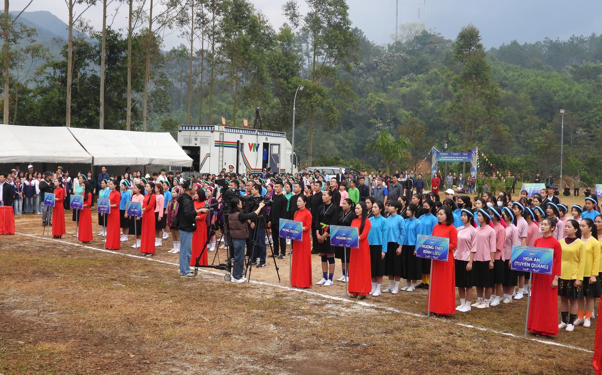 Giải b&oacute;ng đ&aacute; dễ thương số 1 thế giới: Khi c&aacute;c c&ocirc; g&aacute;i tự h&agrave;o mặc trang phục d&acirc;n tộc ra s&acirc;n thi đấu- Ảnh 1.
