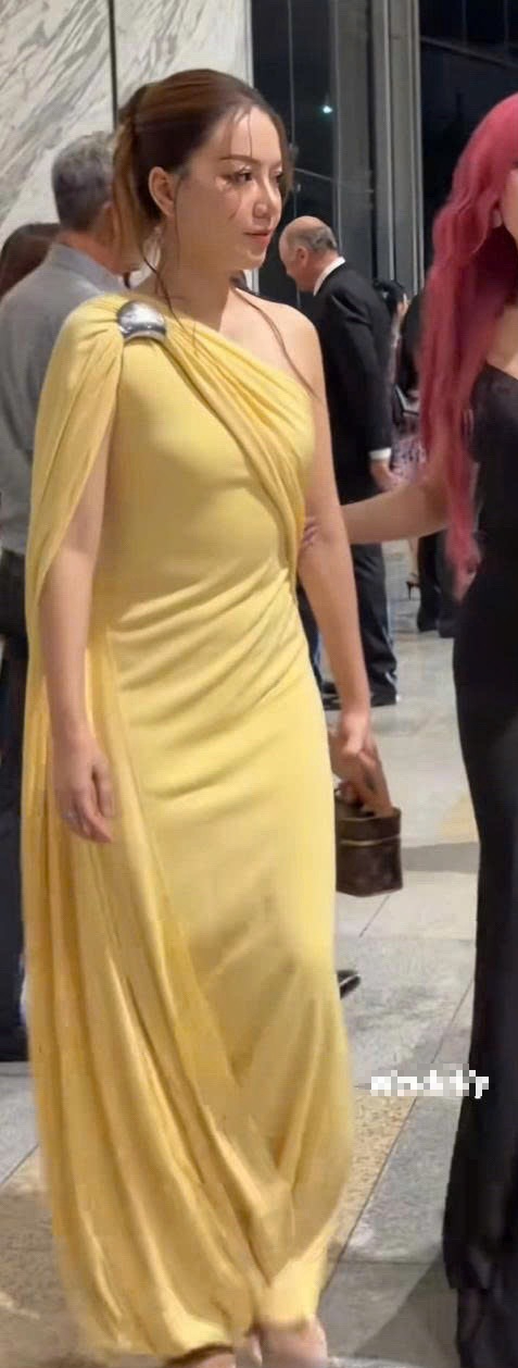 Dàn mỹ nhân đi ăn cưới con gái tỷ phú: Lên đồ tinh tế thanh lịch, quan trọng là KHÔNG lấn lướt cô dâu- Ảnh 17. Dàn mỹ nhân đi ăn cưới con gái tỷ phú: Lên đồ tinh tế thanh lịch, quan trọng là KHÔNG lấn lướt cô dâu- Ảnh 17.