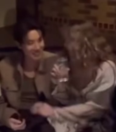 Tóm Lisa (BLACKPINK) thân mật sát rạt nam thần giàu nhất BTS, bạn trai tài phiệt có mà ghen Tóm Lisa (BLACKPINK) thân mật sát rạt nam thần giàu nhất BTS, bạn trai tài phiệt có mà ghen