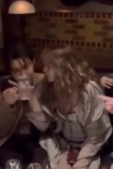 Tóm Lisa (BLACKPINK) thân mật sát rạt nam thần giàu nhất BTS, bạn trai tài phiệt có mà ghen Tóm Lisa (BLACKPINK) thân mật sát rạt nam thần giàu nhất BTS, bạn trai tài phiệt có mà ghen