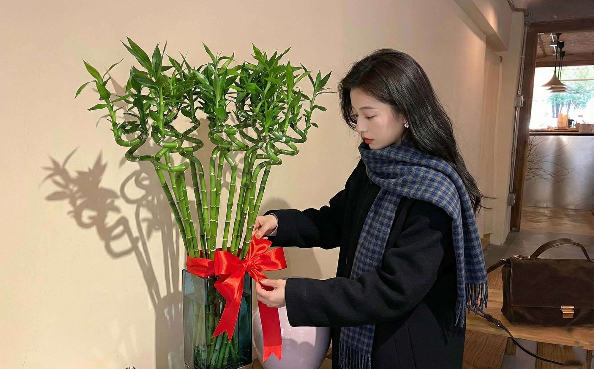 Chưng Tết đừng chỉ mua hoa: Có một loại cây "rẻ bèo" nhưng hút tài lộc cực mạnh, đặt đúng 4 cành lên bàn học con cái thi cử đỗ đạt, gia chủ tiền vào như nước- Ảnh 1.