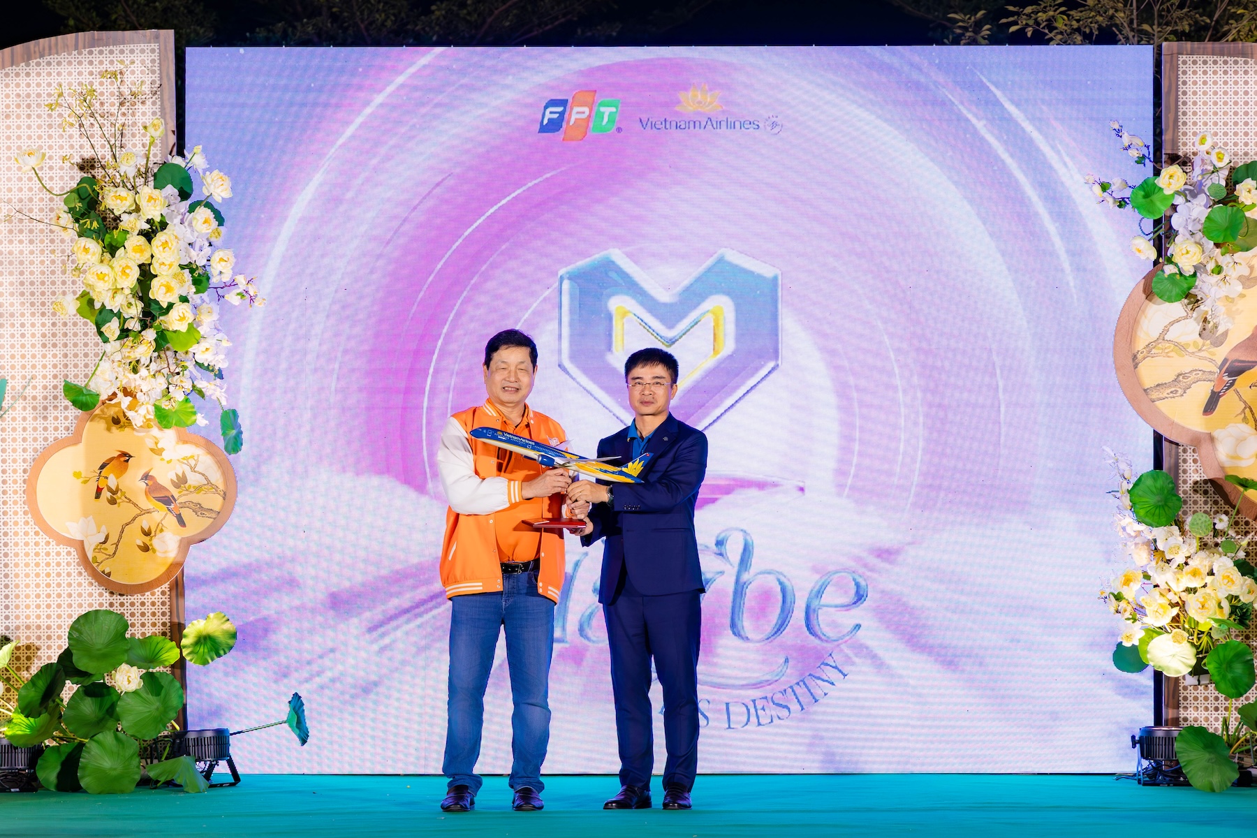 FPT tạo ứng dụng kiểu “Tinder” để se duyên nhân viên của mình với người của Vietnam Airlines- Ảnh 2.