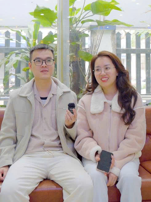 Khám phá 3 thay đổi sau khi mổ cận không phải ai cũng biết nhờ cặp đôi Thanh Hóa: Đồng vợ đồng chồng - cùng tháo “gông” kính cận- Ảnh 1. Khám phá 3 thay đổi sau khi mổ cận không phải ai cũng biết nhờ cặp đôi Thanh Hóa: Đồng vợ đồng chồng - cùng tháo “gông” kính cận- Ảnh 1.