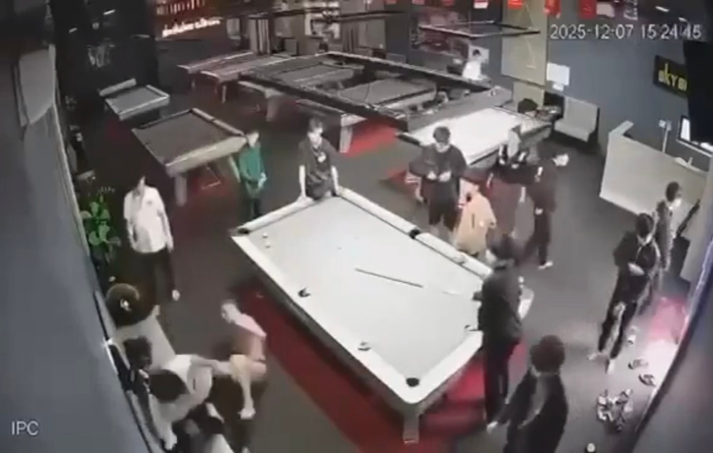 Xô xát trong quán bida tại Quảng Trị, nam sinh lớp 12 nguy kịch nghi do ngã gãy cổ- Ảnh 1.