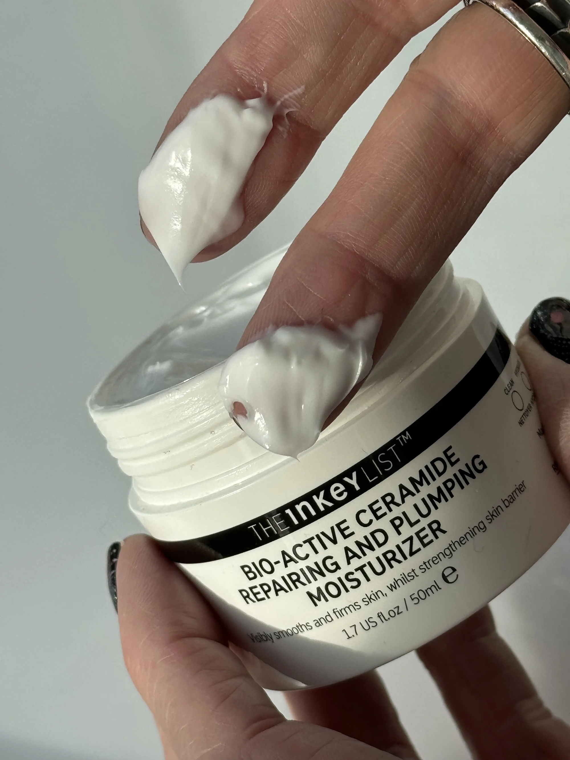 5 lọ kem dưỡng ẩm bình dân rất tốt: Khôi phục làn da tổn thương thành mịn màng, căng khỏe 24/7- Ảnh 3. 5 lọ kem dưỡng ẩm bình dân rất tốt: Khôi phục làn da tổn thương thành mịn màng, căng khỏe 24/7- Ảnh 3.