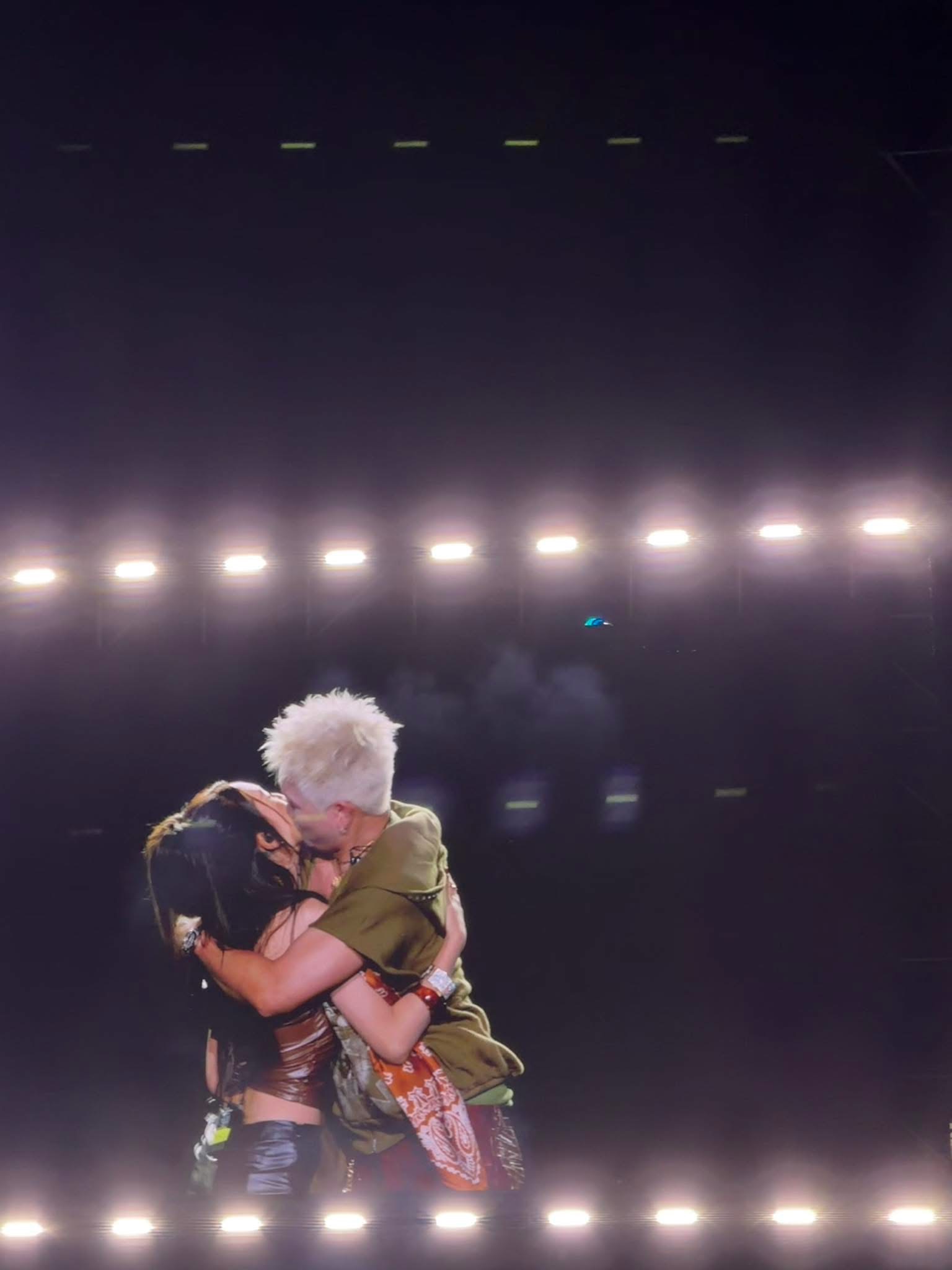 Nụ hôn gây sốc của HLV Rap Việt khiến netizen ghen tị!- Ảnh 2.