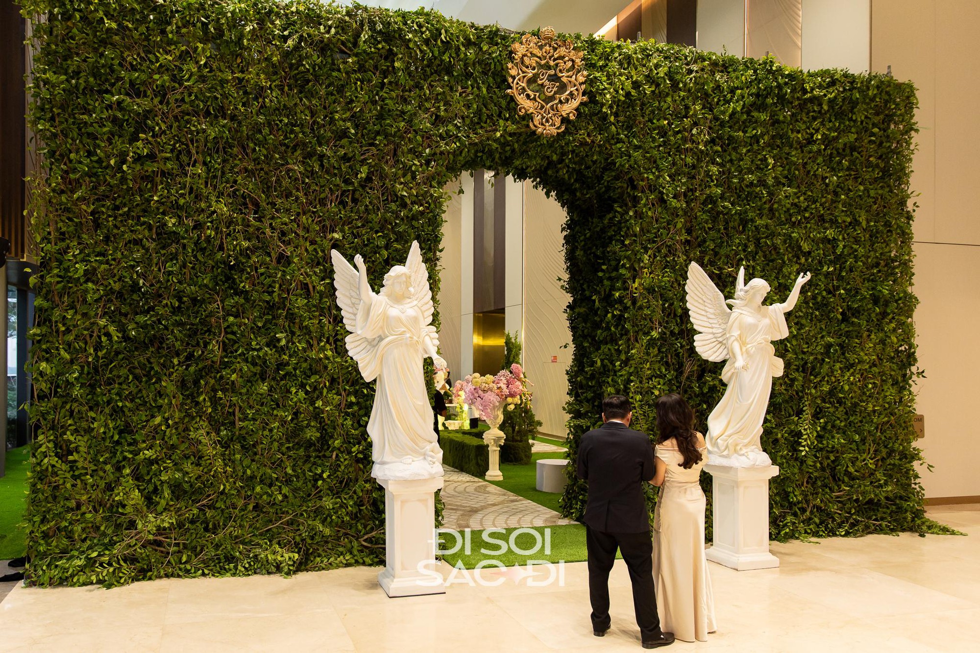 Đến chịu Tiên Nguyễn: Đám cưới concept kiến trúc Phục Hưng nhưng phục vụ gắp thú bông và chụp photobooth- Ảnh 3.