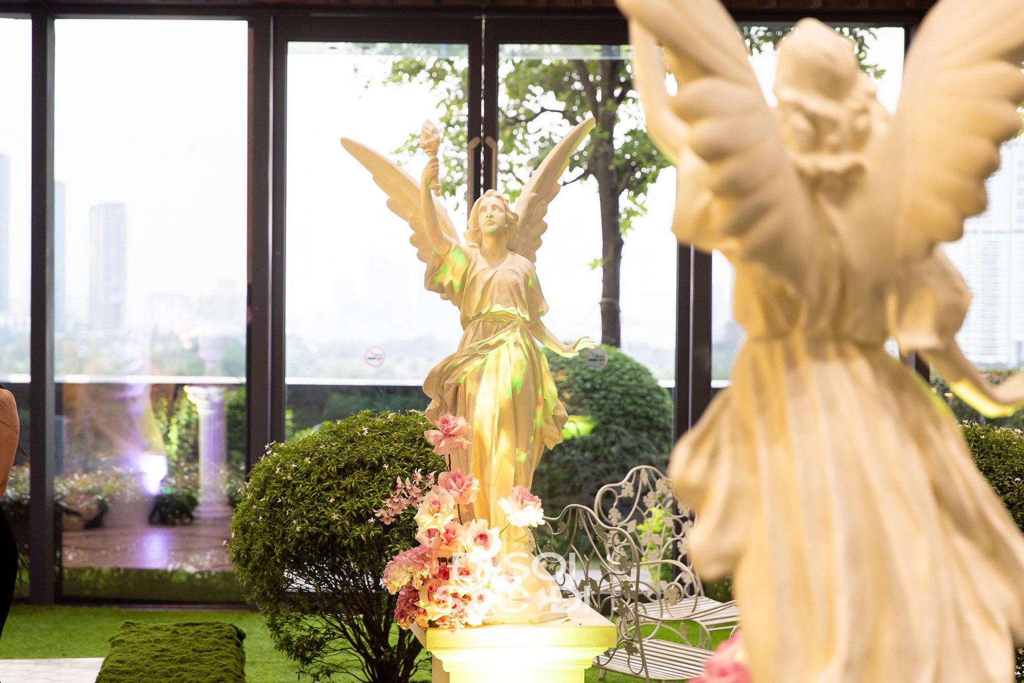 Đến chịu Tiên Nguyễn: Đám cưới concept kiến trúc Phục Hưng nhưng phục vụ gắp thú bông và chụp photobooth- Ảnh 5.