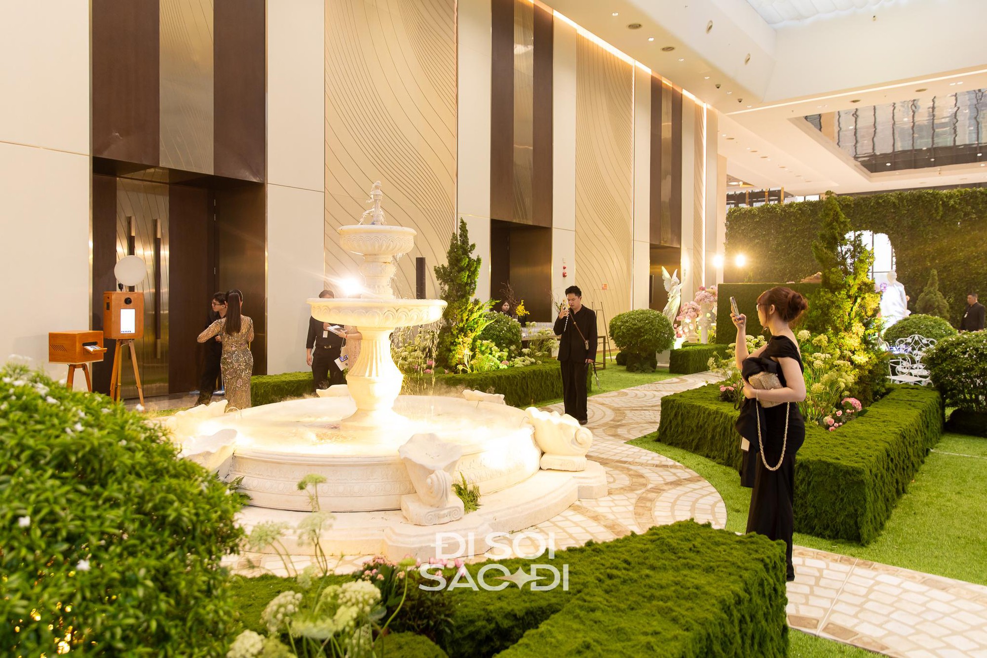 Đến chịu Tiên Nguyễn: Đám cưới concept kiến trúc Phục Hưng nhưng phục vụ gắp thú bông và chụp photobooth- Ảnh 2.