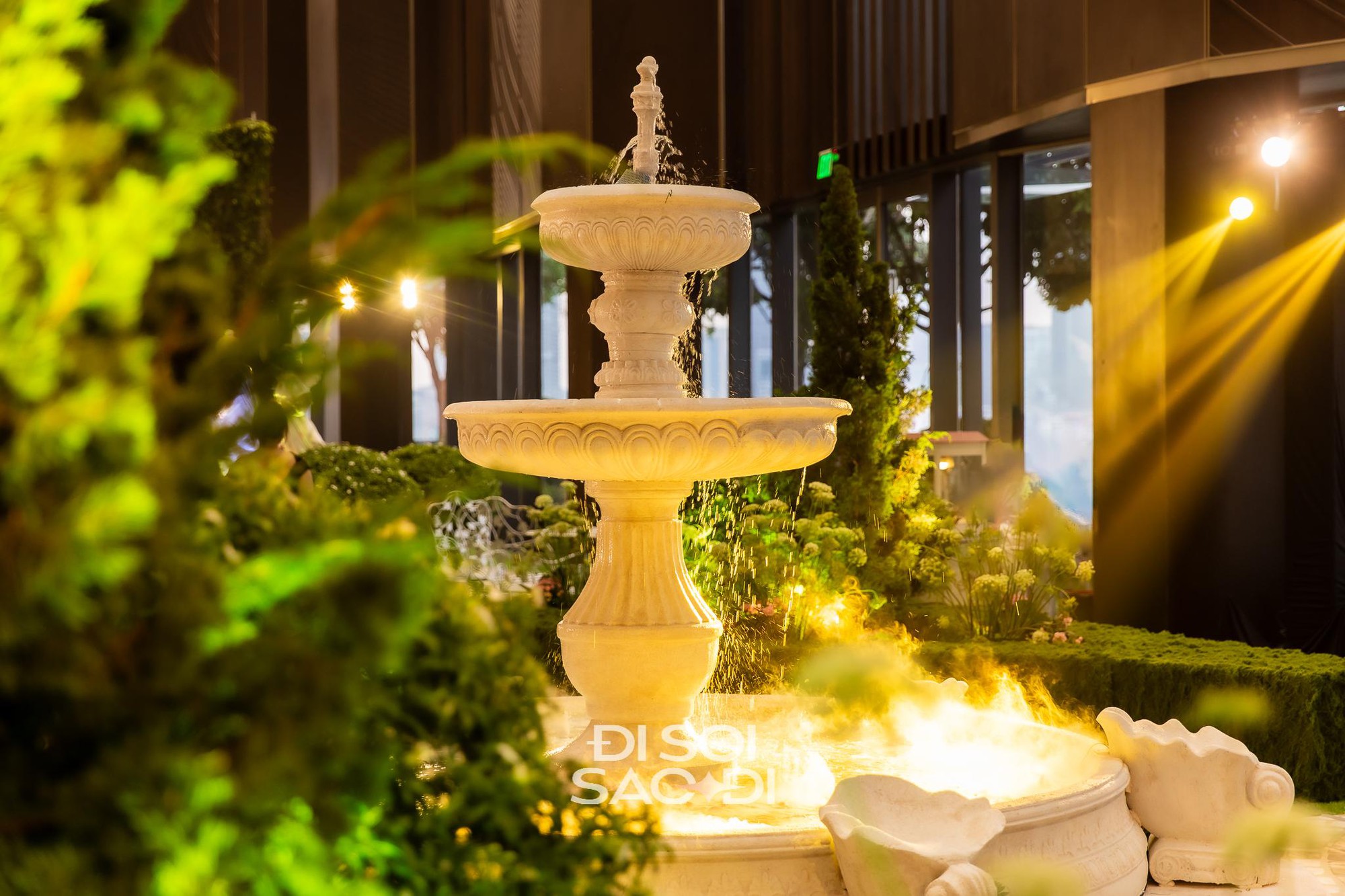 Đến chịu Tiên Nguyễn: Đám cưới concept kiến trúc Phục Hưng nhưng phục vụ gắp thú bông và chụp photobooth- Ảnh 4.