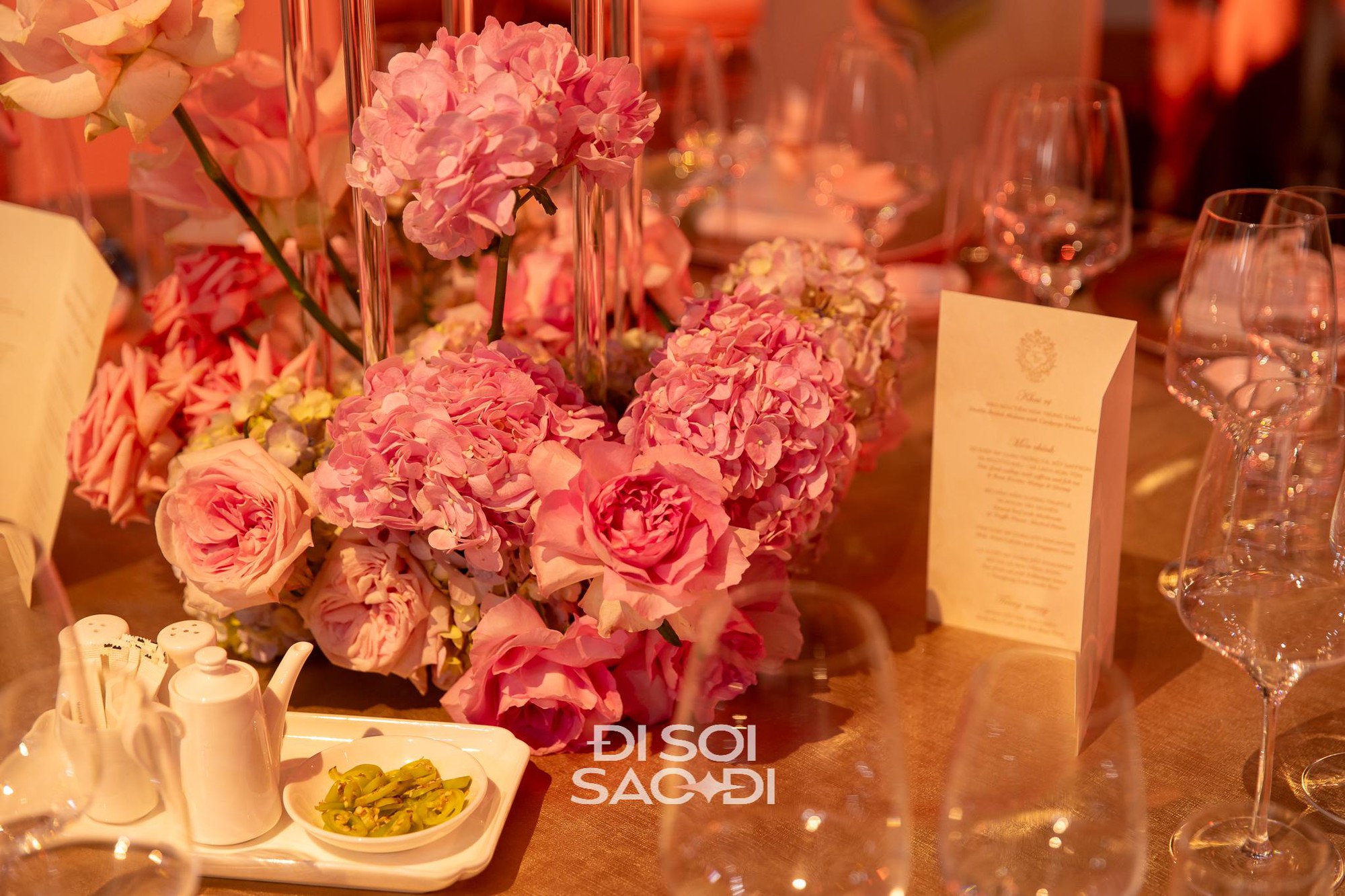 Đến chịu Tiên Nguyễn: Đám cưới concept kiến trúc Phục Hưng nhưng phục vụ gắp thú bông và chụp photobooth- Ảnh 12.