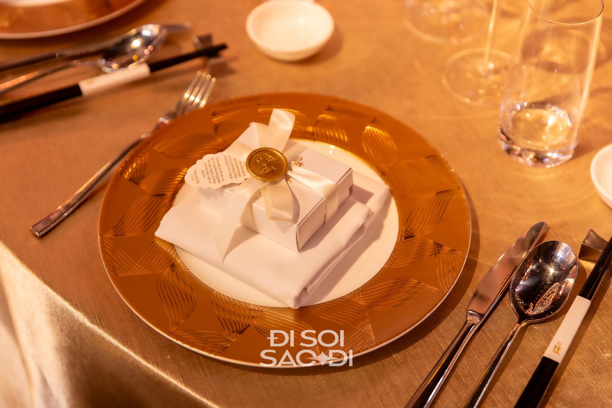 Đến chịu Tiên Nguyễn: Đám cưới concept kiến trúc Phục Hưng nhưng phục vụ gắp thú bông và chụp photobooth- Ảnh 11.