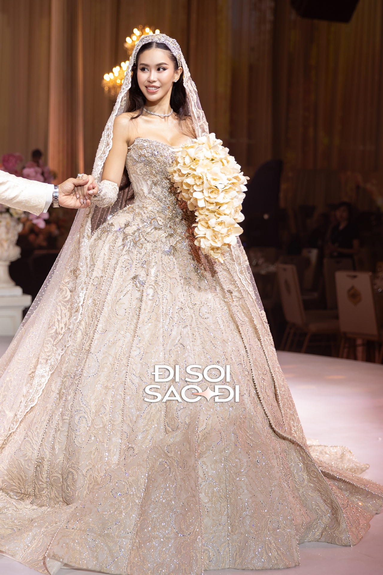 Điều Tiên Nguyễn cài cắm trong 2 bó hoa cưới đắt đỏ- Ảnh 4.