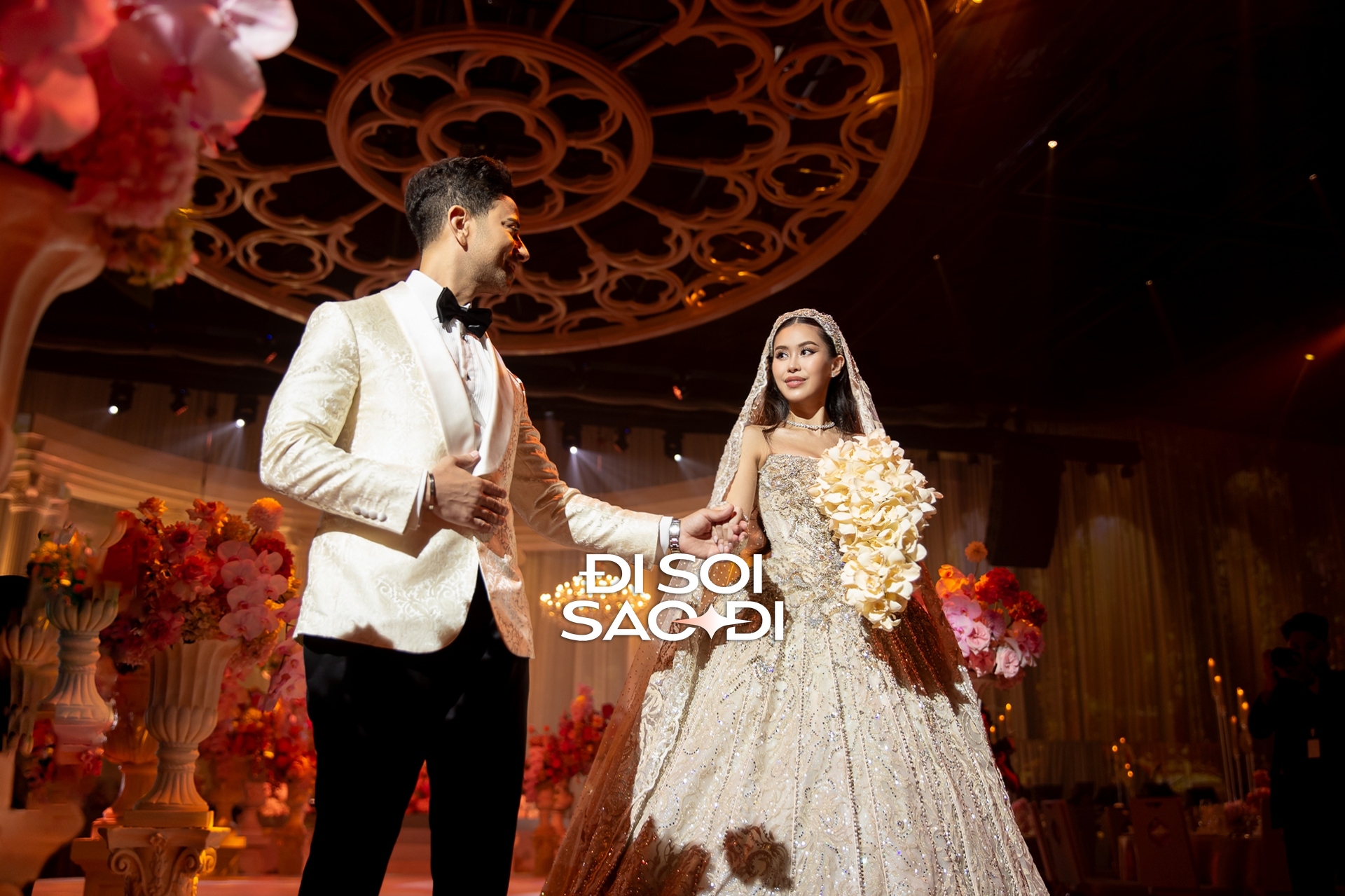 Điều Tiên Nguyễn cài cắm trong 2 bó hoa cưới đắt đỏ- Ảnh 5.