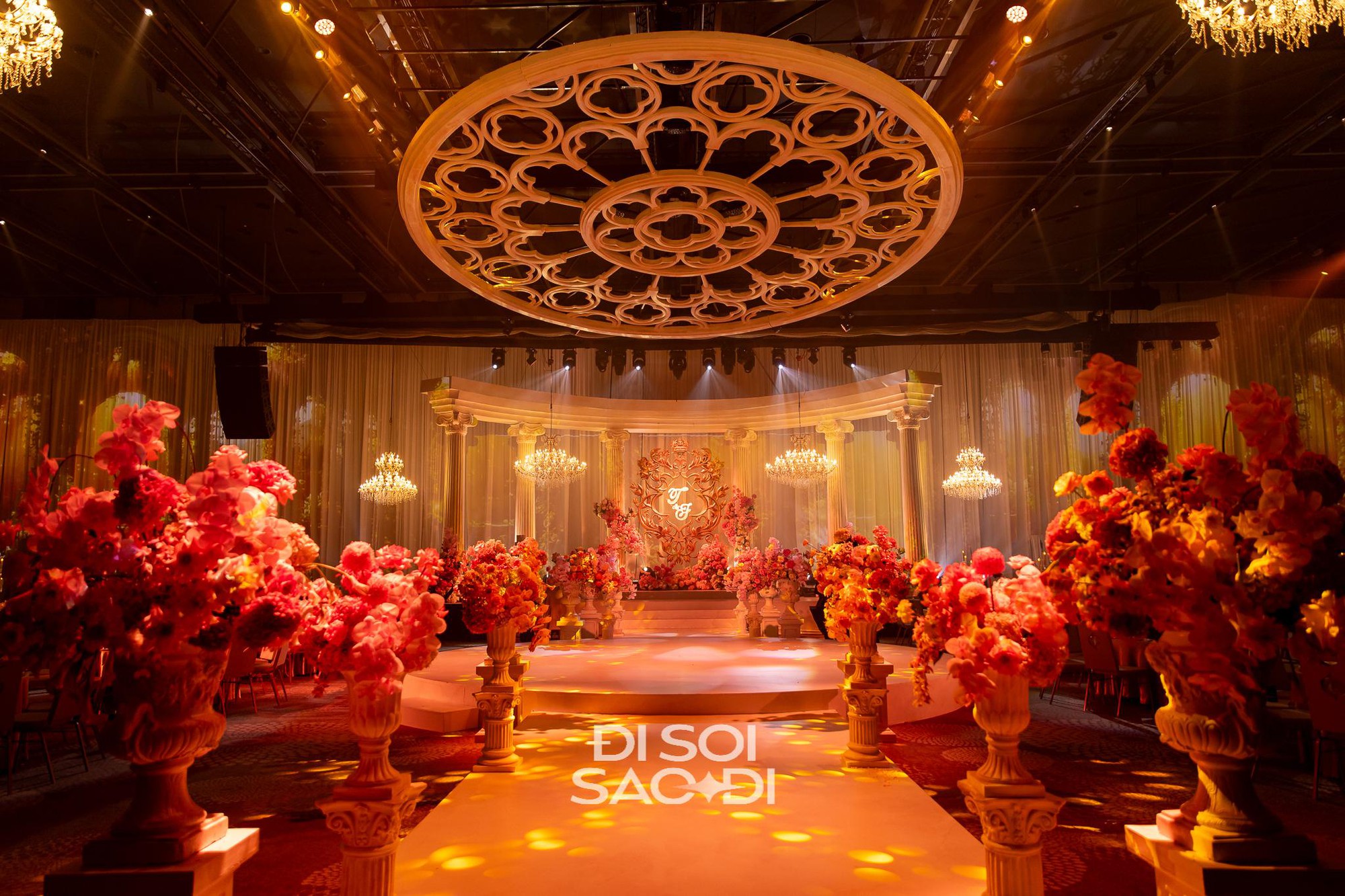 Đến chịu Tiên Nguyễn: Đám cưới concept kiến trúc Phục Hưng nhưng phục vụ gắp thú bông và chụp photobooth- Ảnh 9.