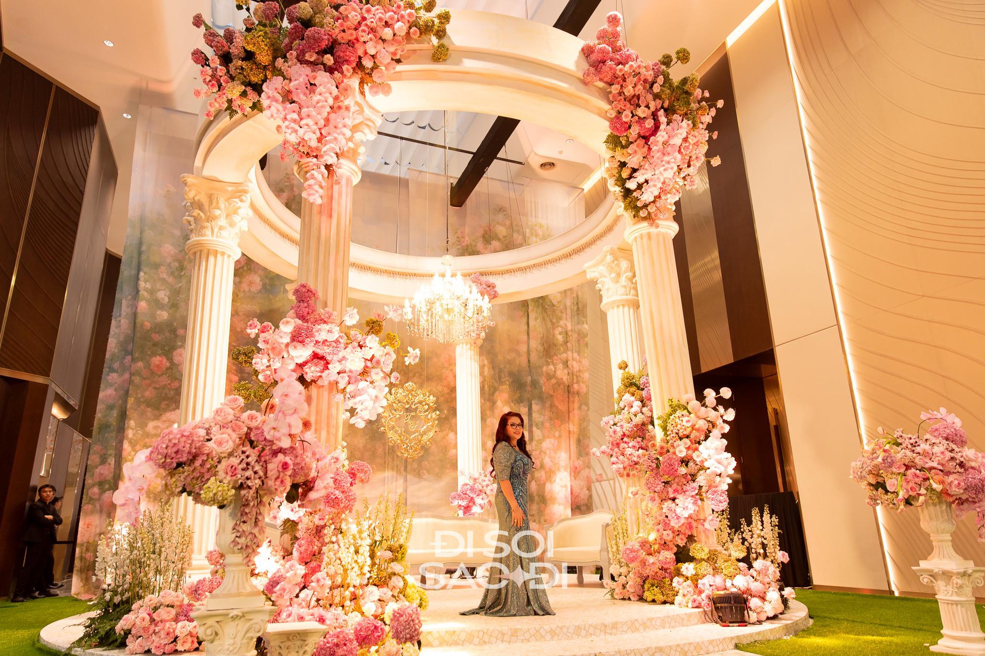 Đến chịu Tiên Nguyễn: Đám cưới concept kiến trúc Phục Hưng nhưng phục vụ gắp thú bông và chụp photobooth- Ảnh 8.