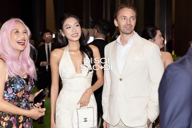 Dàn mỹ nhân đi ăn cưới con gái tỷ phú: Lên đồ tinh tế thanh lịch, quan trọng là KHÔNG lấn lướt cô dâu- Ảnh 11. Dàn mỹ nhân đi ăn cưới con gái tỷ phú: Lên đồ tinh tế thanh lịch, quan trọng là KHÔNG lấn lướt cô dâu- Ảnh 11.