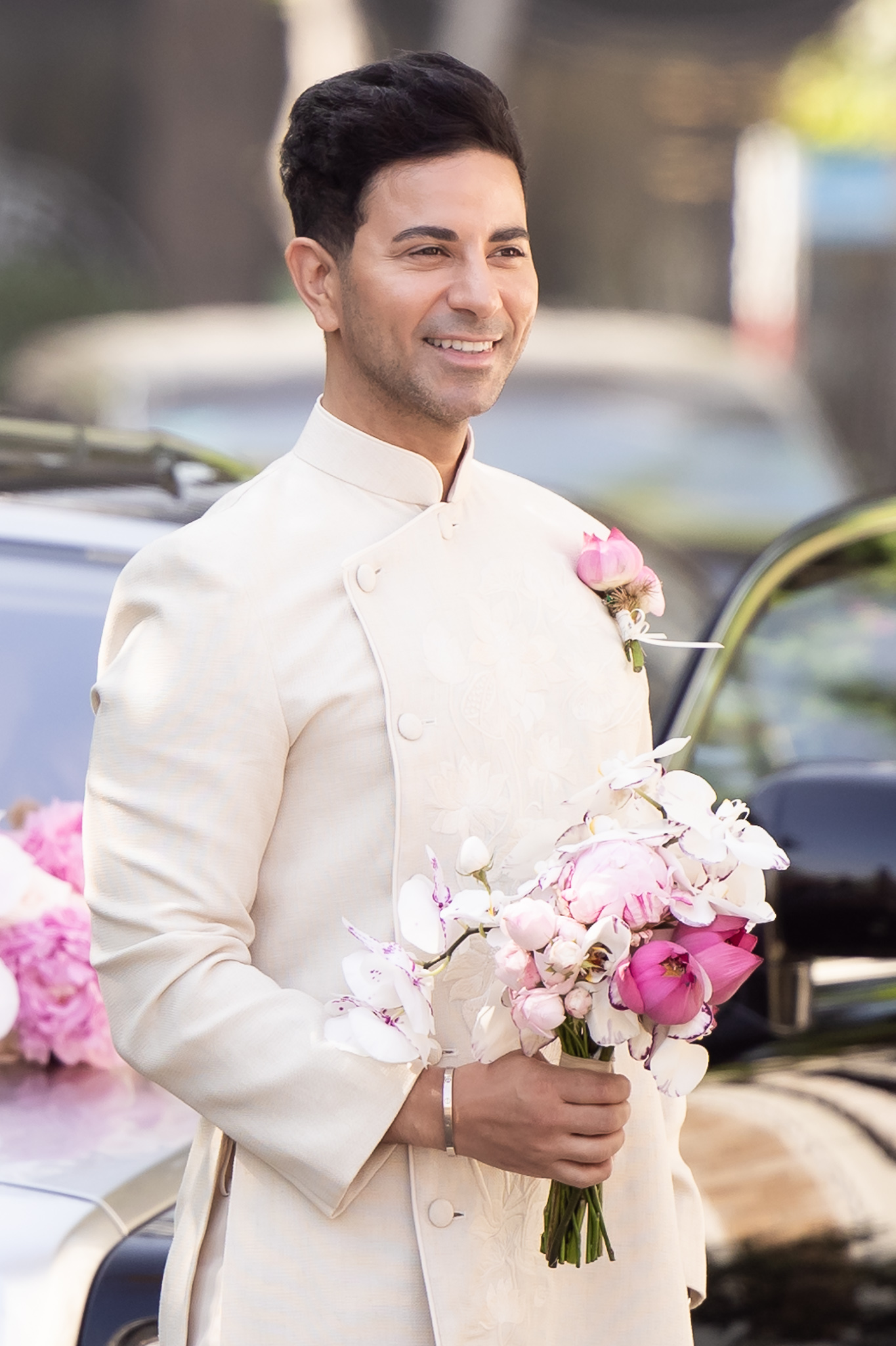 Điều Tiên Nguyễn cài cắm trong 2 bó hoa cưới đắt đỏ- Ảnh 1.