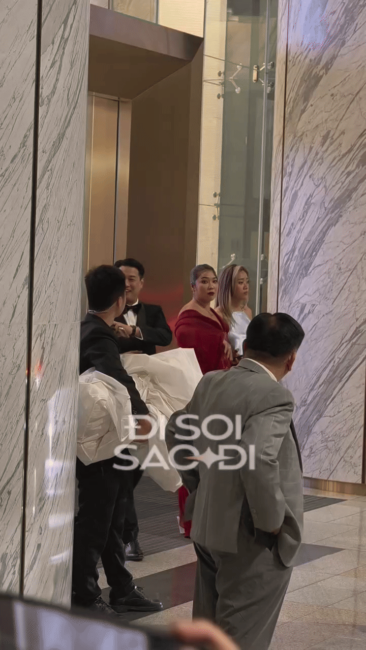 "Tổng tài nghiện vợ" Phillip Nguyễn: Không để Linh Rin ra khỏi tầm mắt, dắt tay ôm eo và chi tiết 10 điểm tinh tế- Ảnh 1.