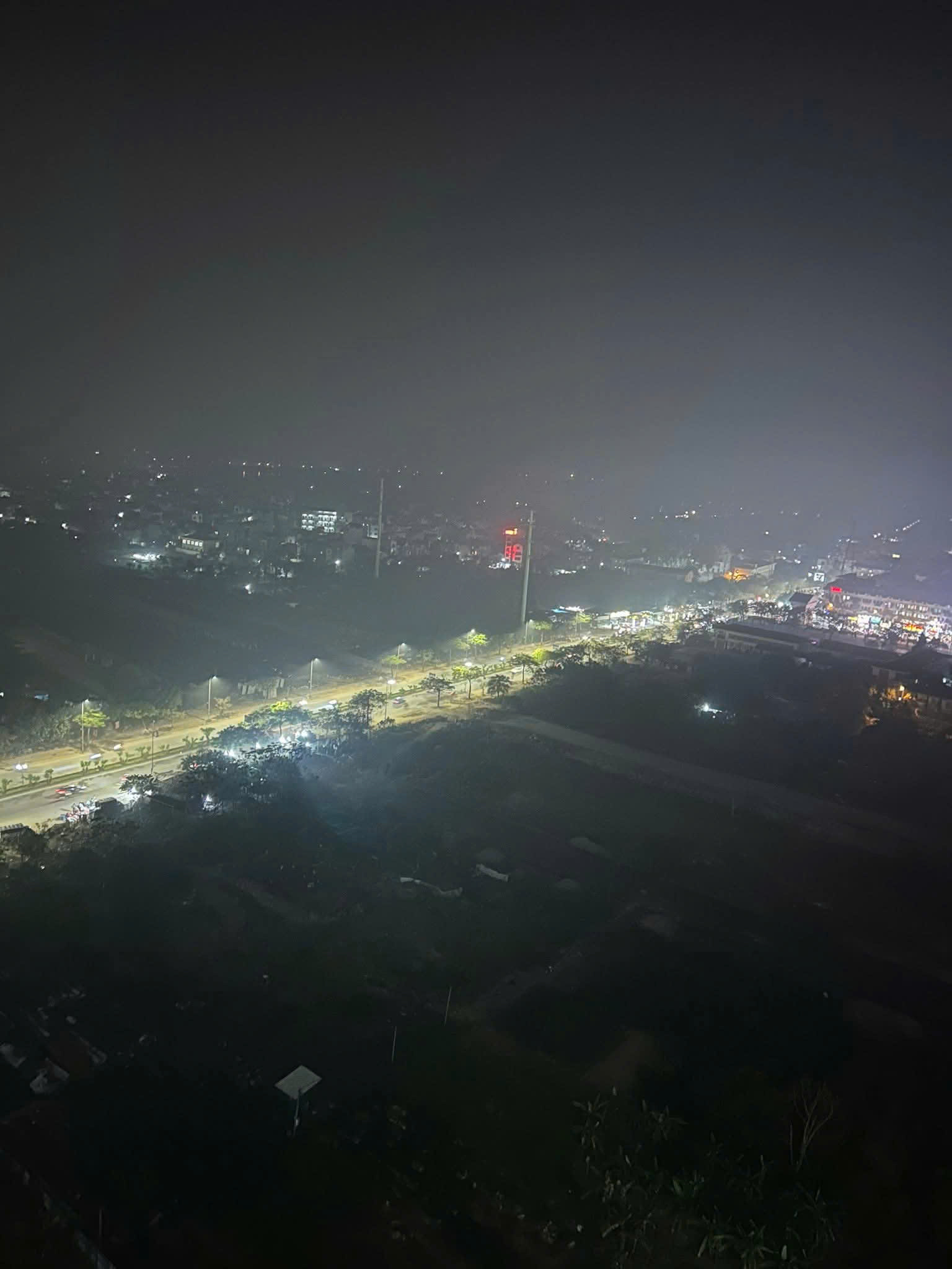 Chất lượng không khí ở Hà Nội vẫn ở mức không lành mạnh- Ảnh 3. Chất lượng không khí ở Hà Nội vẫn ở mức không lành mạnh- Ảnh 3.