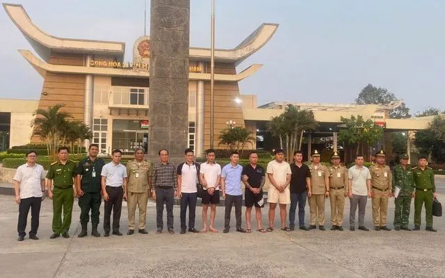 Cơ quan chức năng bắt giữ c&aacute;c đối tượng lừa đảo xuy&ecirc;n quốc gia.