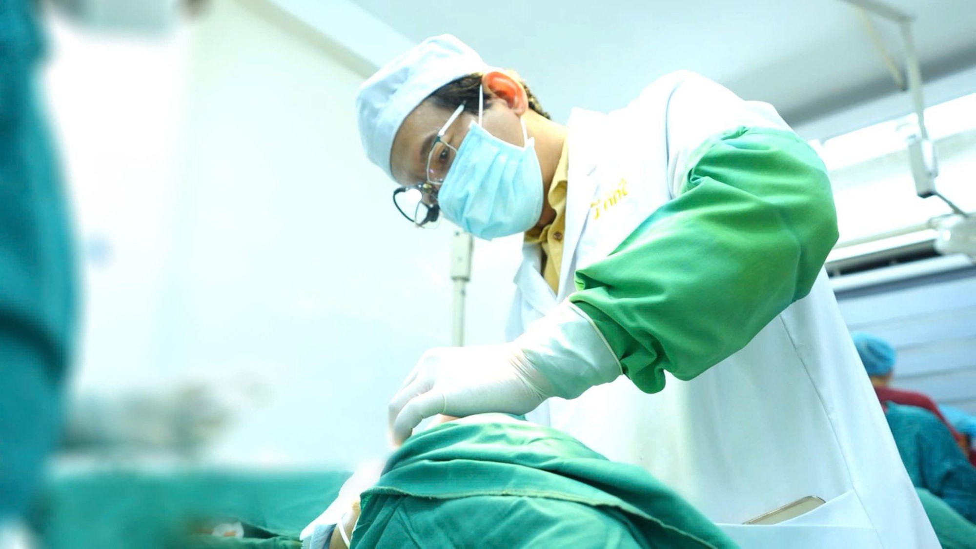 Nhập viện vì sốt nhẹ, nữ khách hàng bất ngờ phát hiện túi ngực 10 năm đã vỡ- Ảnh 1. Nhập viện vì sốt nhẹ, nữ khách hàng bất ngờ phát hiện túi ngực 10 năm đã vỡ- Ảnh 1.