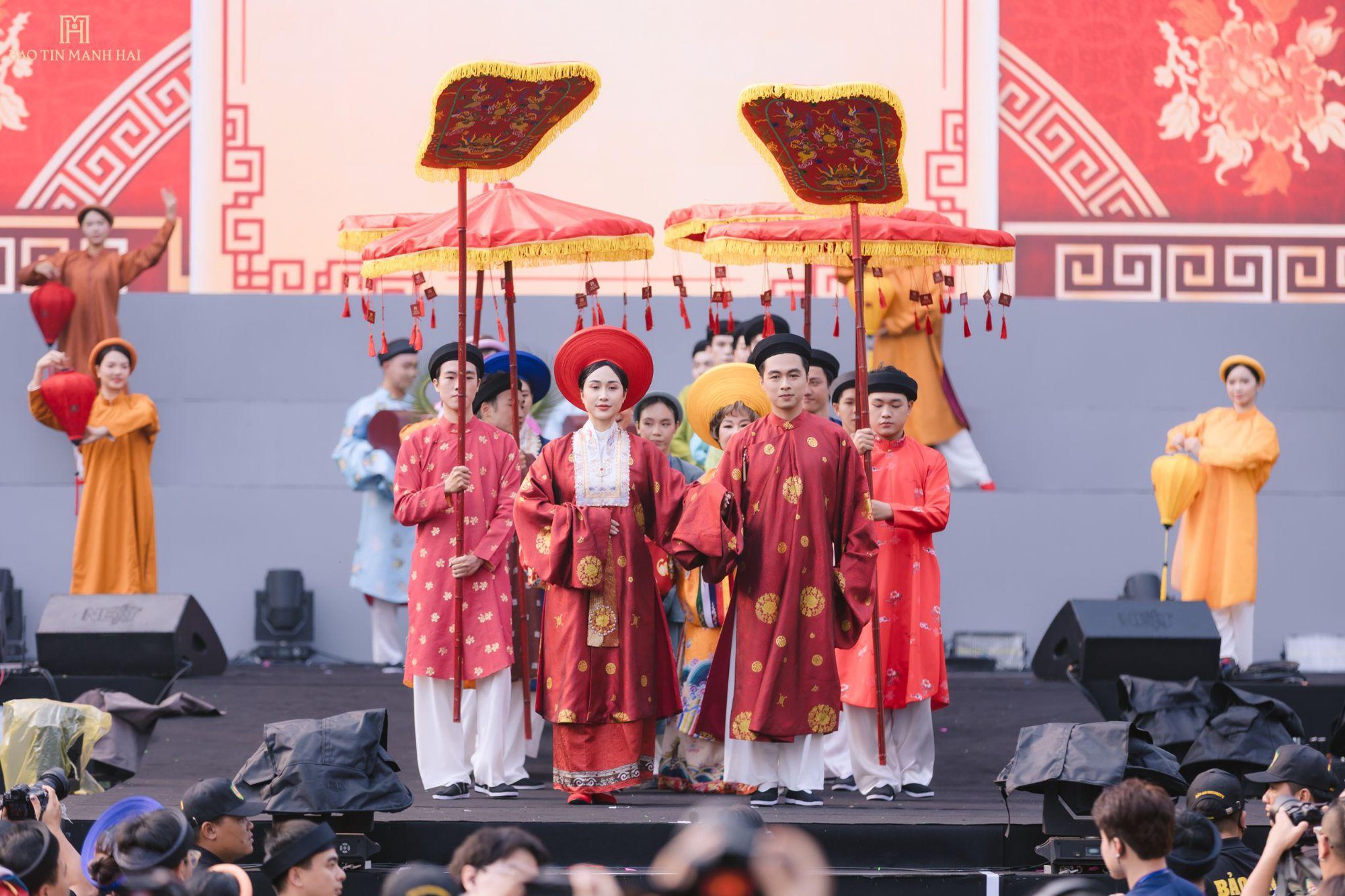 Mãn nhãn với màn diễu hành Việt phục quy mô lớn: Khi Bảo Tín Mạnh Hải hiện thực hóa giấc mơ văn hóa- Ảnh 1. Mãn nhãn với màn diễu hành Việt phục quy mô lớn: Khi Bảo Tín Mạnh Hải hiện thực hóa giấc mơ văn hóa- Ảnh 1.