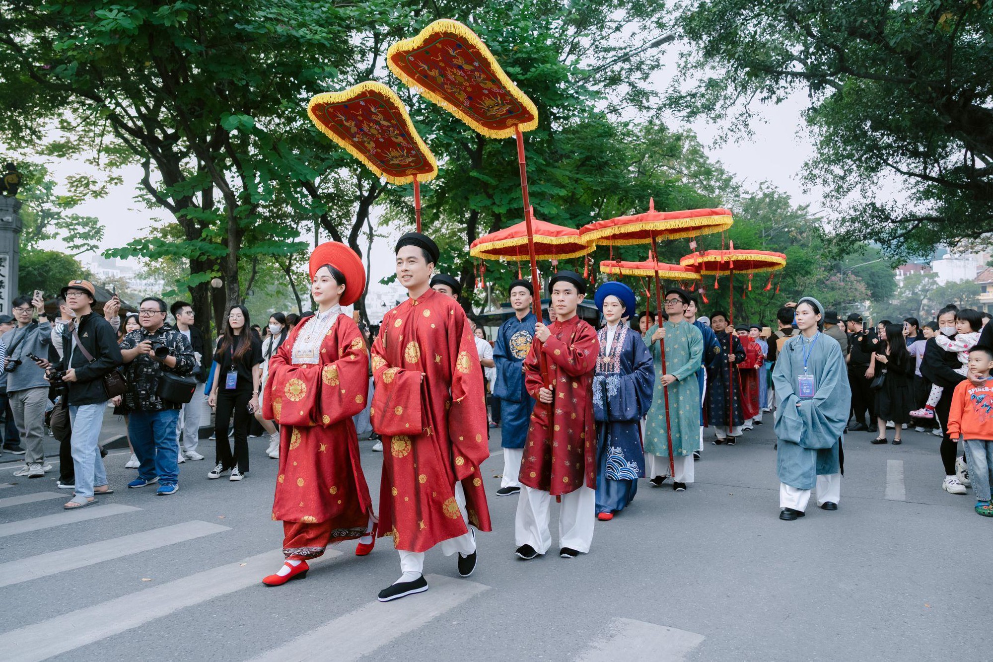 Mãn nhãn với màn diễu hành Việt phục quy mô lớn: Khi Bảo Tín Mạnh Hải hiện thực hóa giấc mơ văn hóa- Ảnh 2. Mãn nhãn với màn diễu hành Việt phục quy mô lớn: Khi Bảo Tín Mạnh Hải hiện thực hóa giấc mơ văn hóa- Ảnh 2.