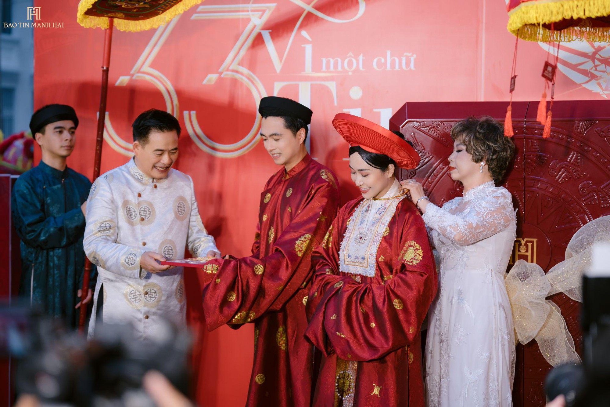 Mãn nhãn với màn diễu hành Việt phục quy mô lớn: Khi Bảo Tín Mạnh Hải hiện thực hóa giấc mơ văn hóa- Ảnh 3. Mãn nhãn với màn diễu hành Việt phục quy mô lớn: Khi Bảo Tín Mạnh Hải hiện thực hóa giấc mơ văn hóa- Ảnh 3.