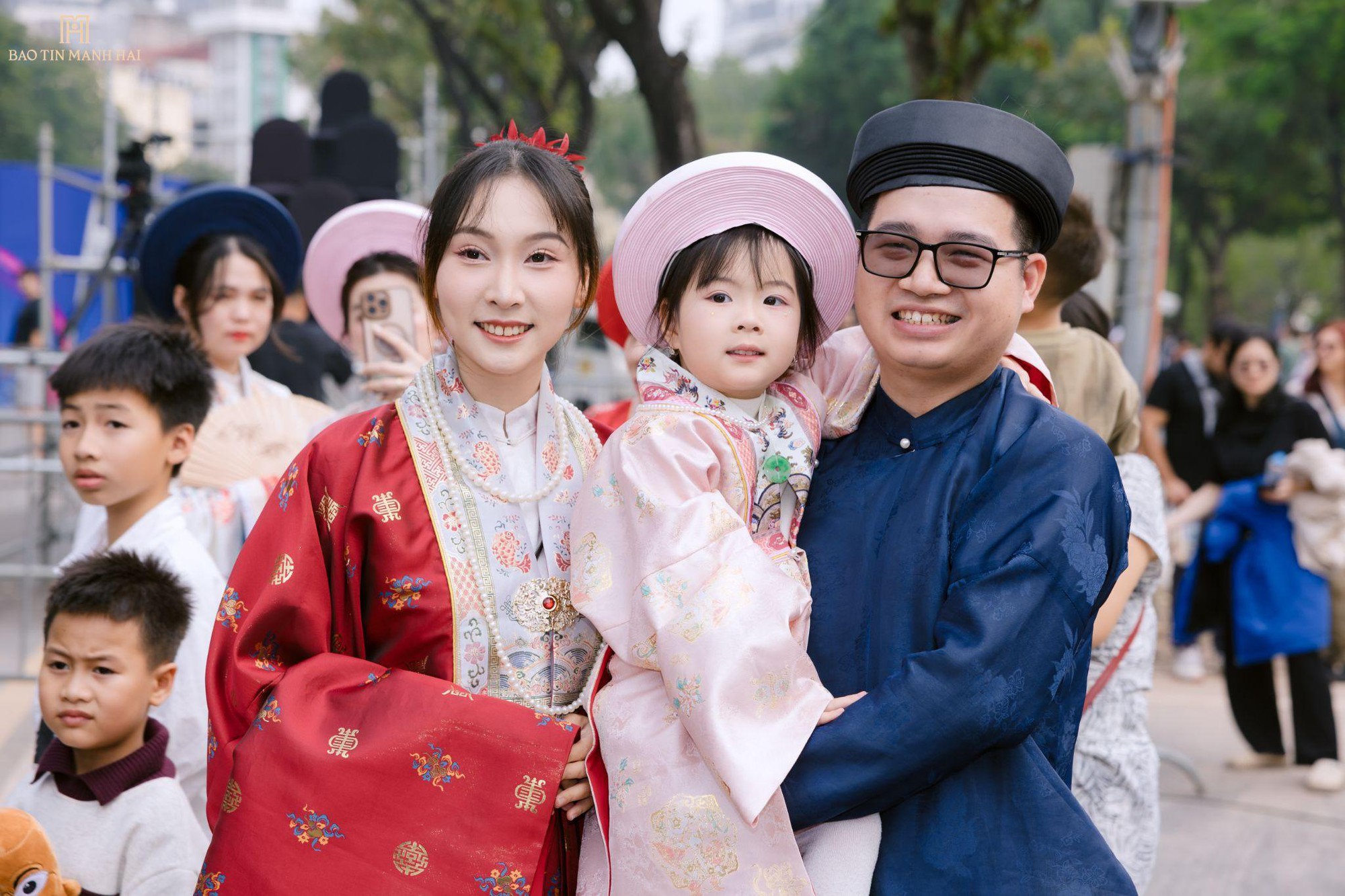 Mãn nhãn với màn diễu hành Việt phục quy mô lớn: Khi Bảo Tín Mạnh Hải hiện thực hóa giấc mơ văn hóa- Ảnh 4. Mãn nhãn với màn diễu hành Việt phục quy mô lớn: Khi Bảo Tín Mạnh Hải hiện thực hóa giấc mơ văn hóa- Ảnh 4.