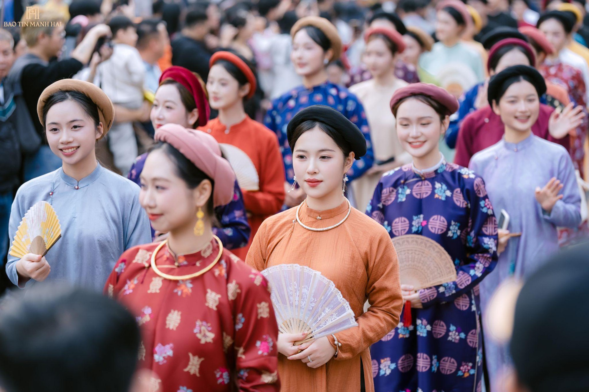 Mãn nhãn với màn diễu hành Việt phục quy mô lớn: Khi Bảo Tín Mạnh Hải hiện thực hóa giấc mơ văn hóa- Ảnh 5. Mãn nhãn với màn diễu hành Việt phục quy mô lớn: Khi Bảo Tín Mạnh Hải hiện thực hóa giấc mơ văn hóa- Ảnh 5.