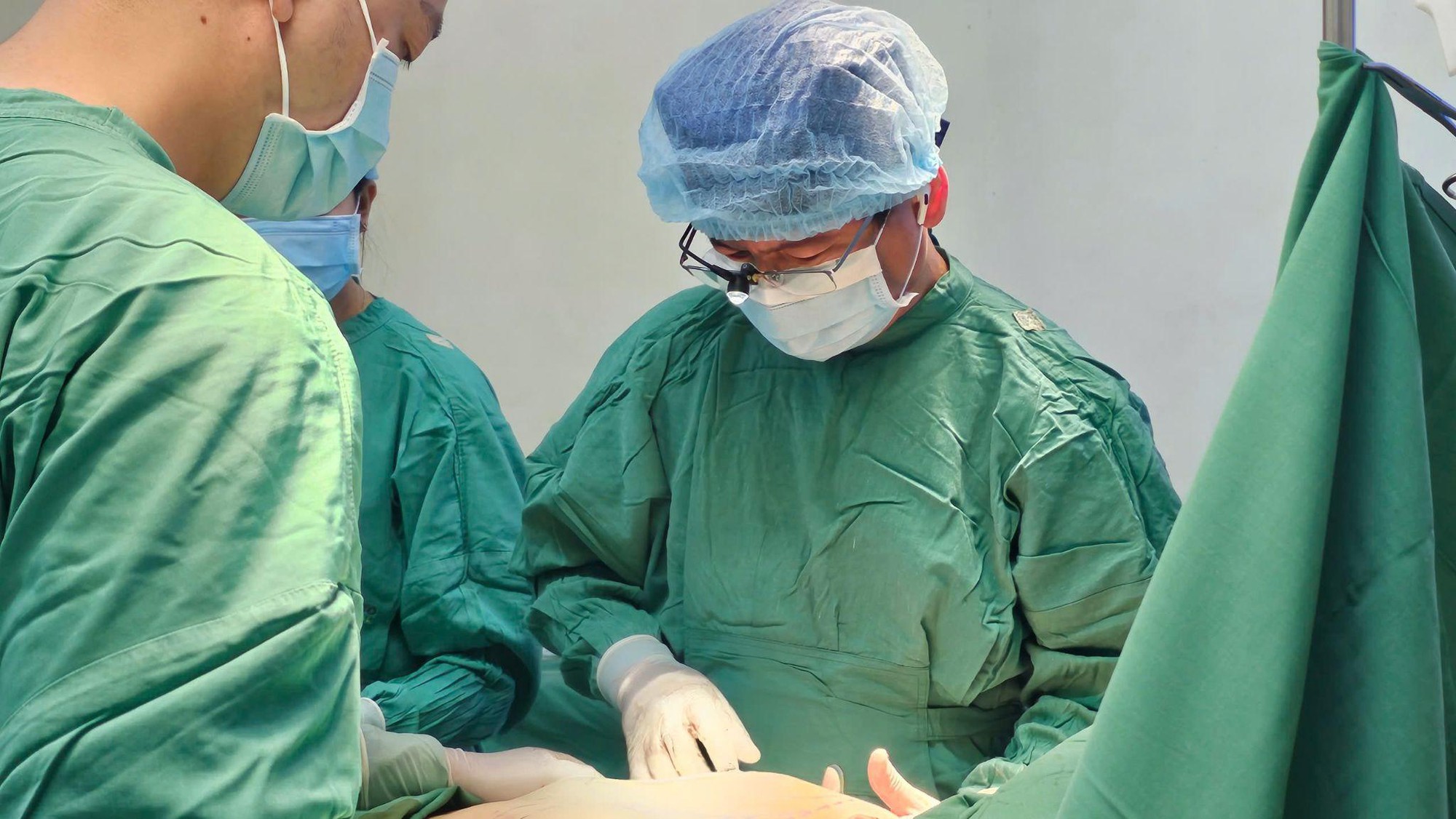 Nhập viện vì sốt nhẹ, nữ khách hàng bất ngờ phát hiện túi ngực 10 năm đã vỡ- Ảnh 3. Nhập viện vì sốt nhẹ, nữ khách hàng bất ngờ phát hiện túi ngực 10 năm đã vỡ- Ảnh 3.