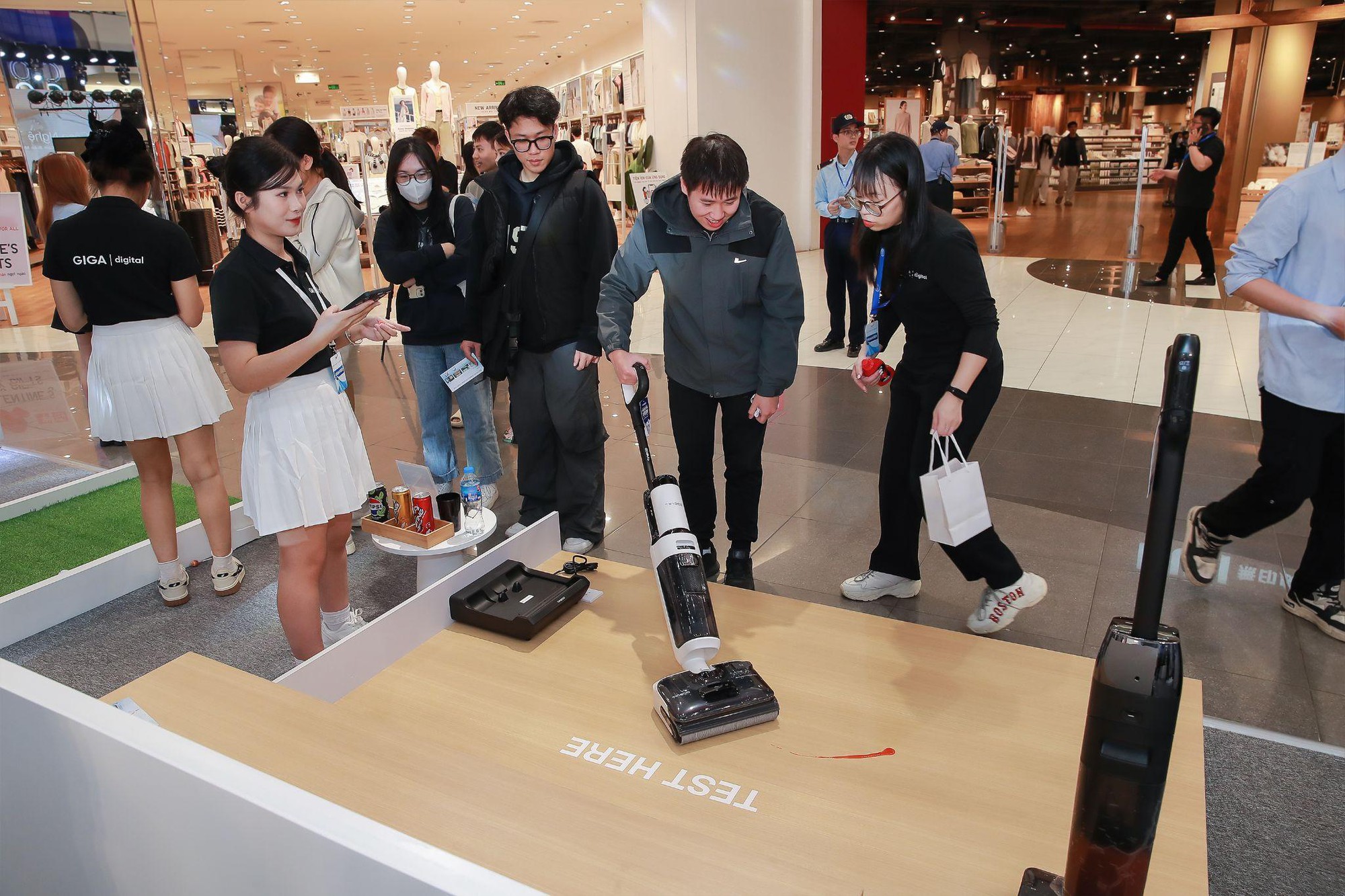 Giga Digital “đổ bộ” AEON MALL Tân Phú Celadon: Thêm một thiên đường trải nghiệm đồ gia dụng thông minh cho giới trẻ- Ảnh 3. Giga Digital “đổ bộ” AEON MALL Tân Phú Celadon: Thêm một thiên đường trải nghiệm đồ gia dụng thông minh cho giới trẻ- Ảnh 3.