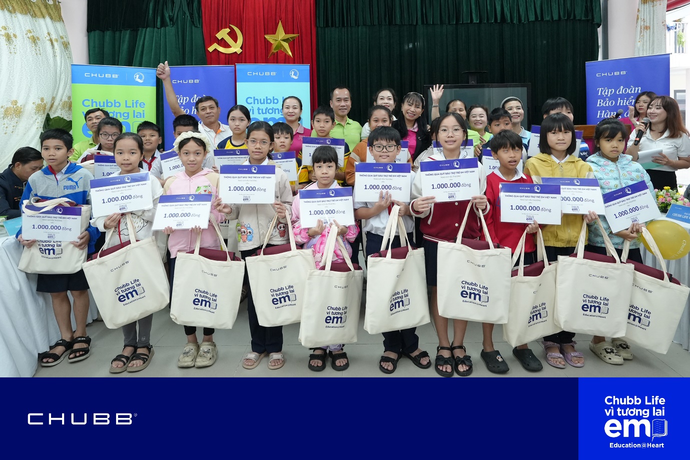 “Chubb Life – Vì Tương Lai Em” san sẻ với trẻ em khó khăn và chịu ảnh hưởng bởi bão lũ- Ảnh 4. “Chubb Life – Vì Tương Lai Em” san sẻ với trẻ em khó khăn và chịu ảnh hưởng bởi bão lũ- Ảnh 4.