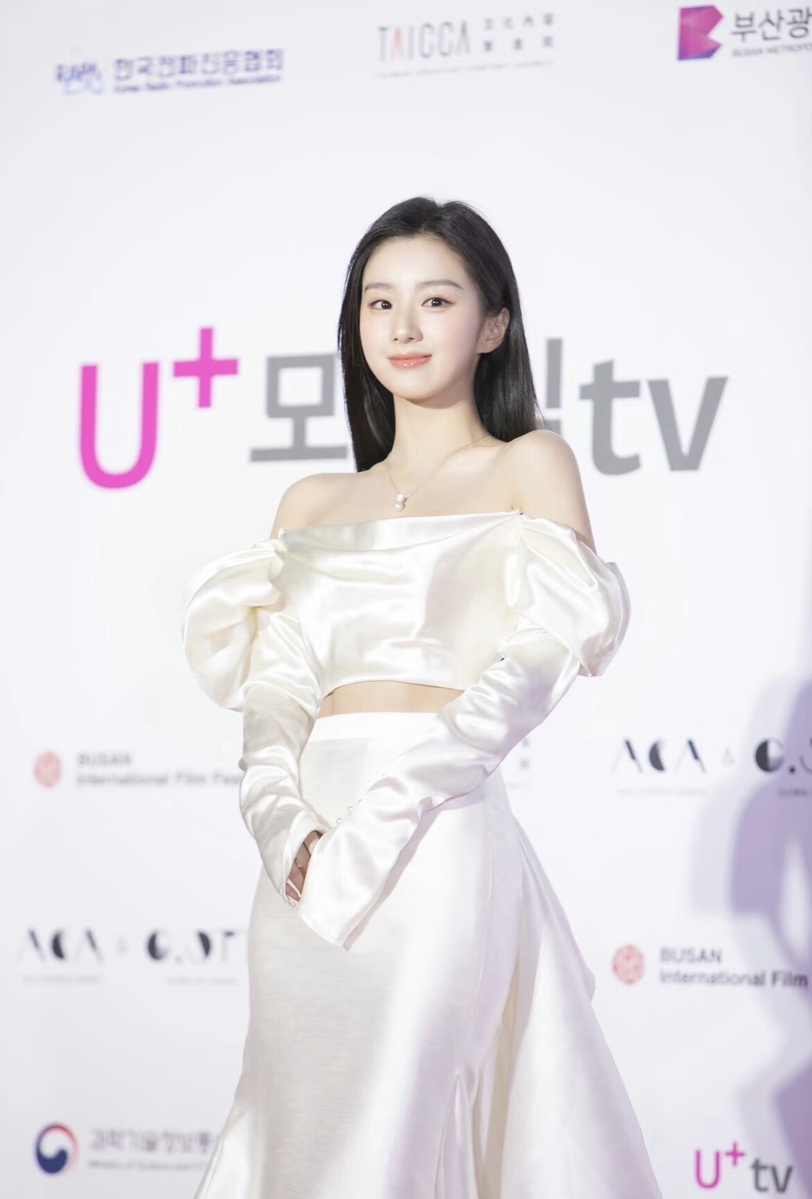 Nhìn dung nhan này mới hiểu vì sao anh hùng khó qua ải mỹ nhân: Tận cùng của cái đẹp, góc nào cũng là tuyệt tác- Ảnh 9. Nhìn dung nhan này mới hiểu vì sao anh hùng khó qua ải mỹ nhân: Tận cùng của cái đẹp, góc nào cũng là tuyệt tác- Ảnh 9.