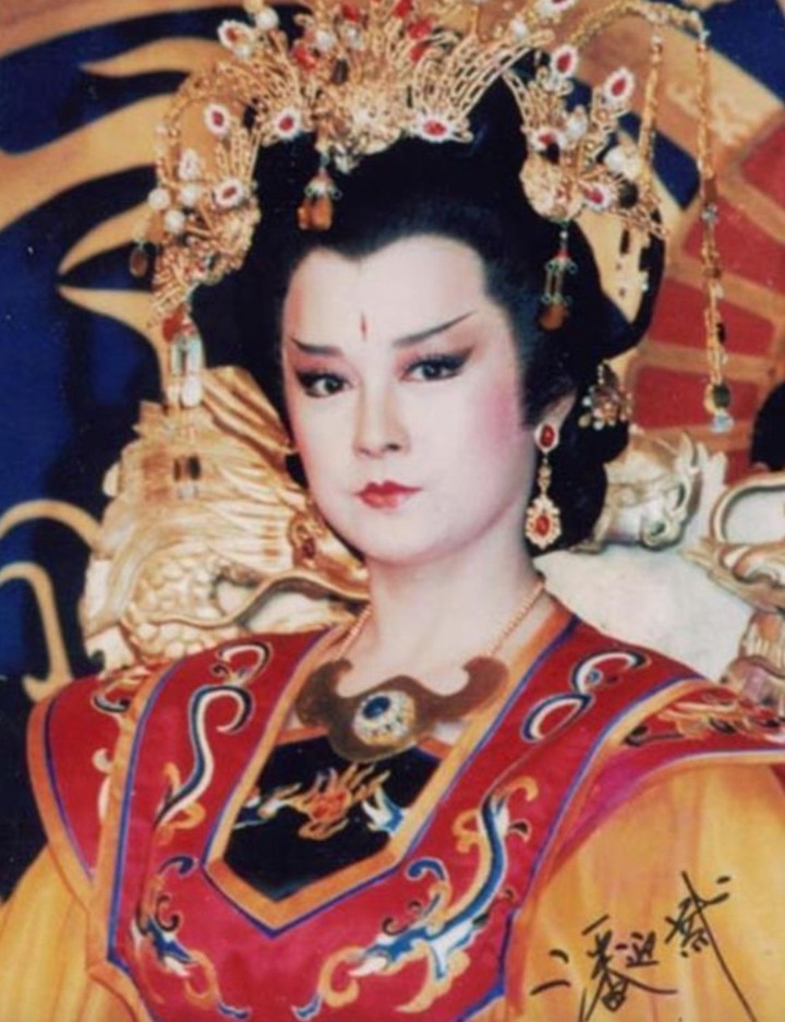 V&otilde; Tắc Thi&ecirc;n sắc sảo nhất m&agrave;n ảnh: Sống độc th&acirc;n suốt 40 năm, U80 vẫn gợi cảm- Ảnh 2.