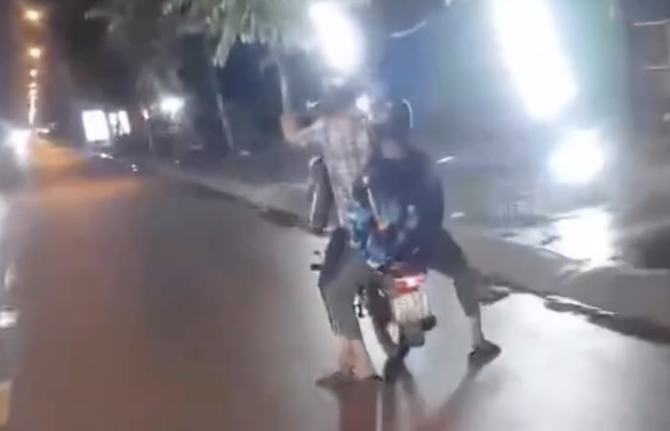 Bốc đầu xe máy, hai thanh niên ở TPHCM bị người dân ghi hình đăng Facebook- Ảnh 1.