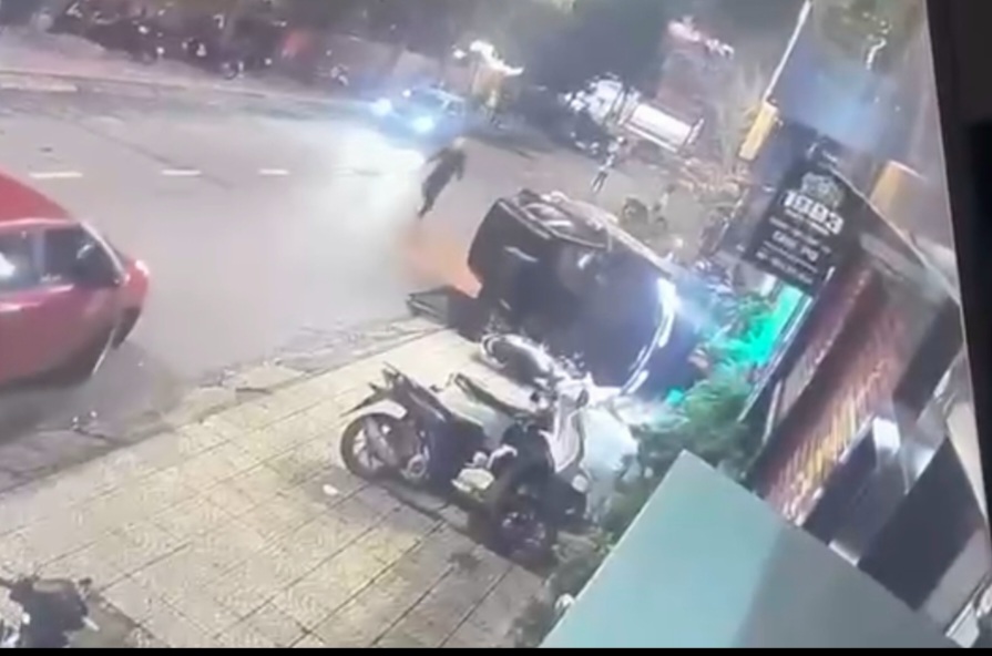 Xe ô tô bất ngờ lao lên vỉa hè, tông trúng nhiều người- Ảnh 1. Xe ô tô bất ngờ lao lên vỉa hè, tông trúng nhiều người- Ảnh 1.