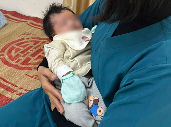 B&eacute; g&aacute;i sơ sinh bị bỏ rơi l&uacute;c rạng s&aacute;ng tại Hải Ph&ograve;ng- Ảnh 1.