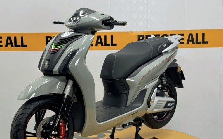 Xe máy điện giá 25 triệu đồng khiến Honda SH "bất ngờ" vì ngoại hình như 2 giọt nước, đã về đại lý- Ảnh 1.