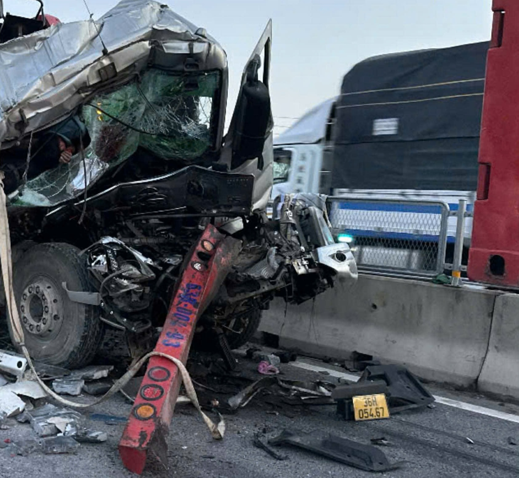 Tai nạn nghiêm trọng trên đường cao tốc Bùng - Vạn Ninh, 2 người chết, 3 người bị thương- Ảnh 1. Tai nạn nghiêm trọng trên đường cao tốc Bùng - Vạn Ninh, 2 người chết, 3 người bị thương- Ảnh 1.