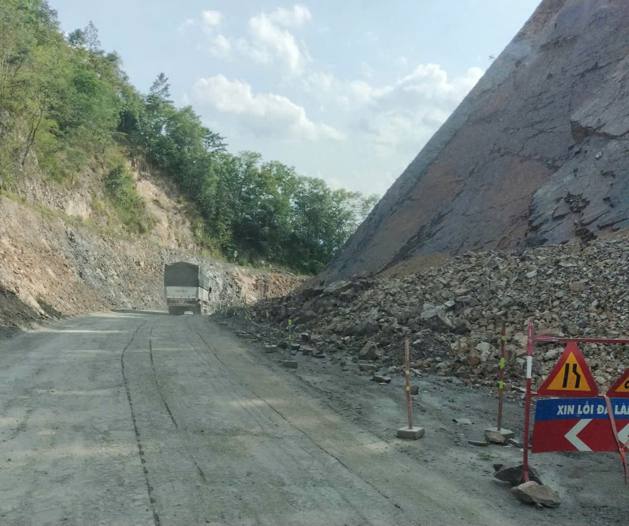 Truy tìm xe công trình gây tai nạn làm du khách nước ngoài tử vong- Ảnh 1.