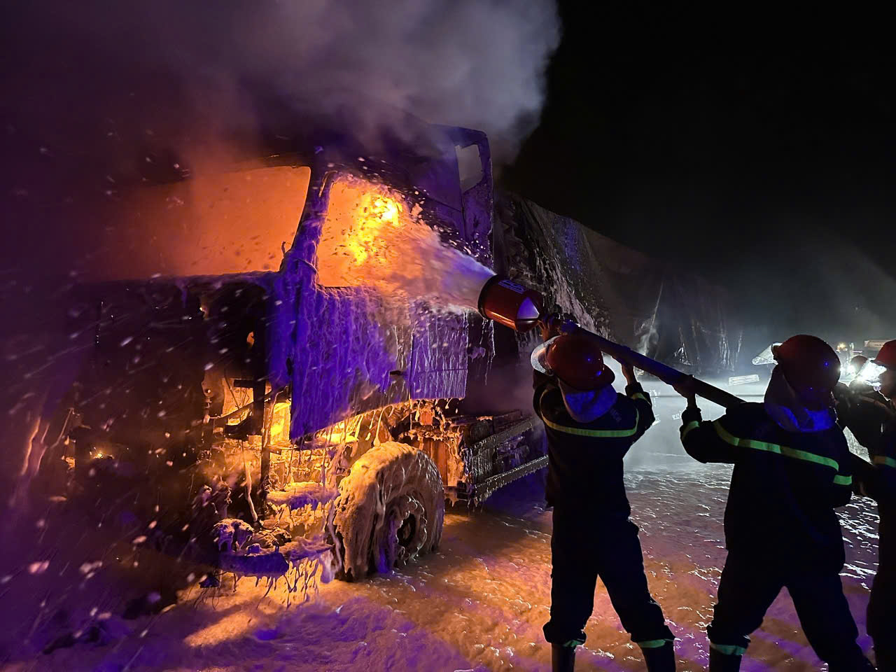 Xe đầu kéo chở 30 tấn viên nén năng lượng bốc cháy trên cao tốc- Ảnh 1.