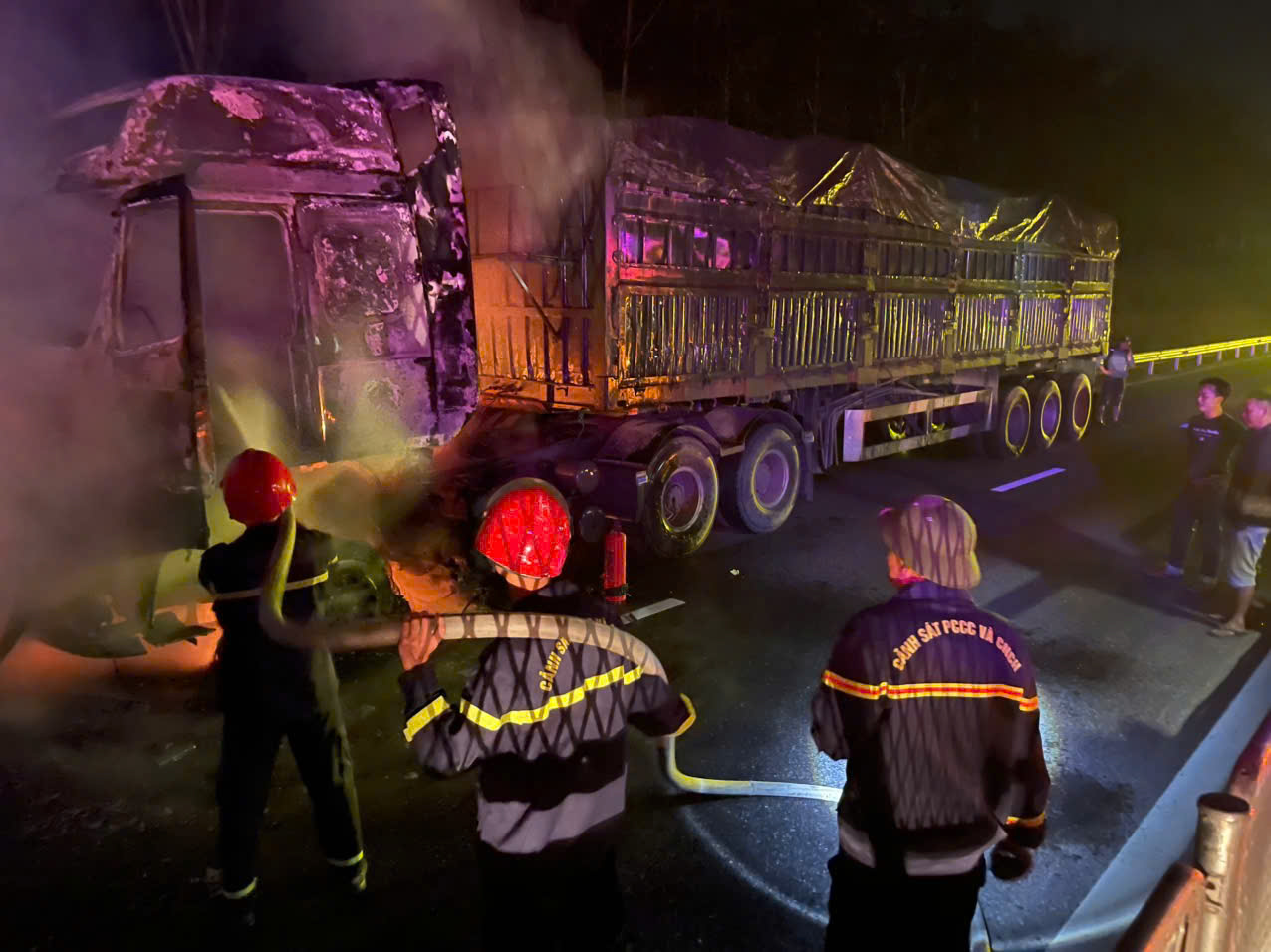 Xe đầu kéo chở 30 tấn viên nén năng lượng bốc cháy trên cao tốc- Ảnh 2.