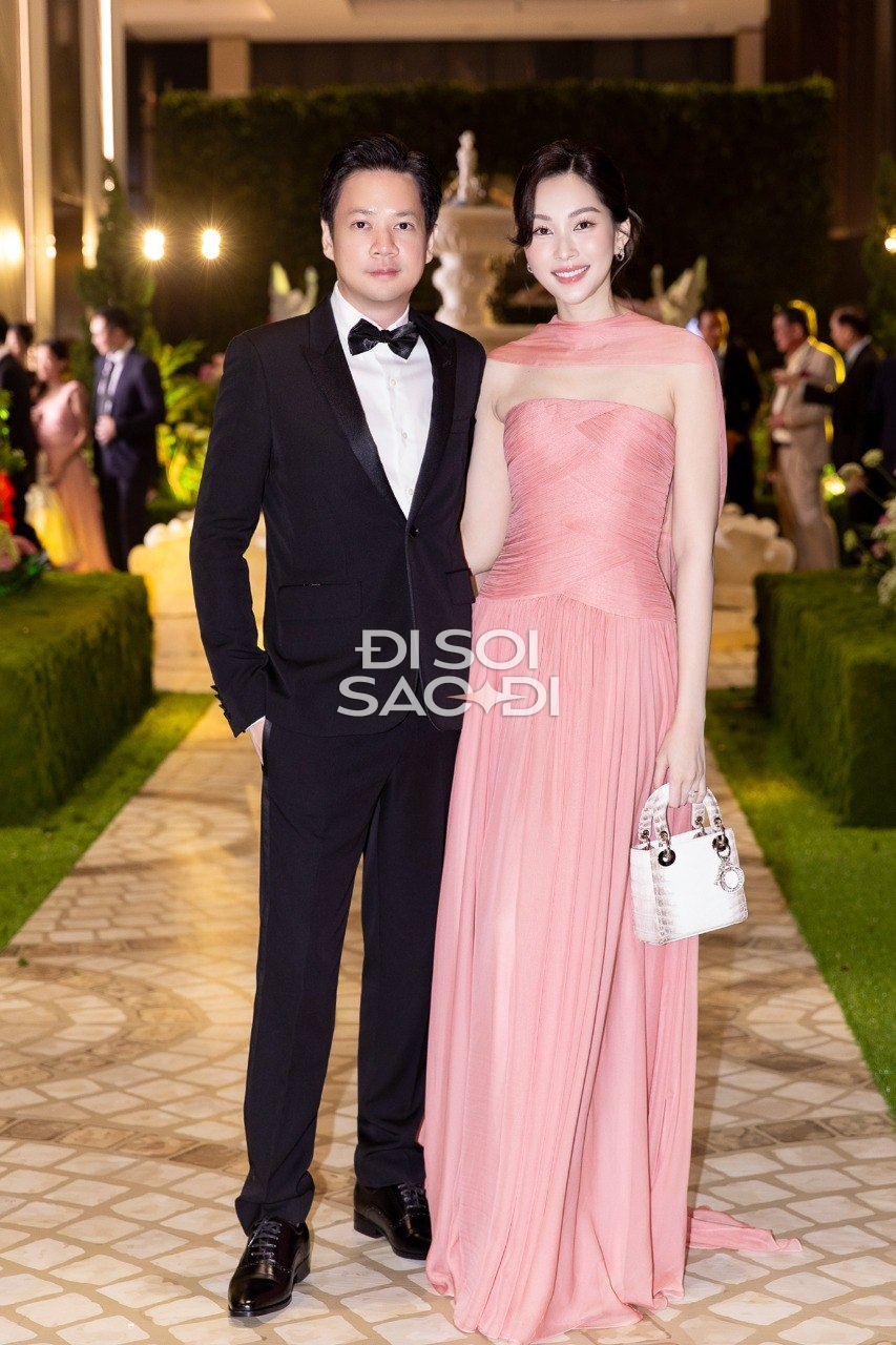 Đã tìm ra bộ đầm đỏ 