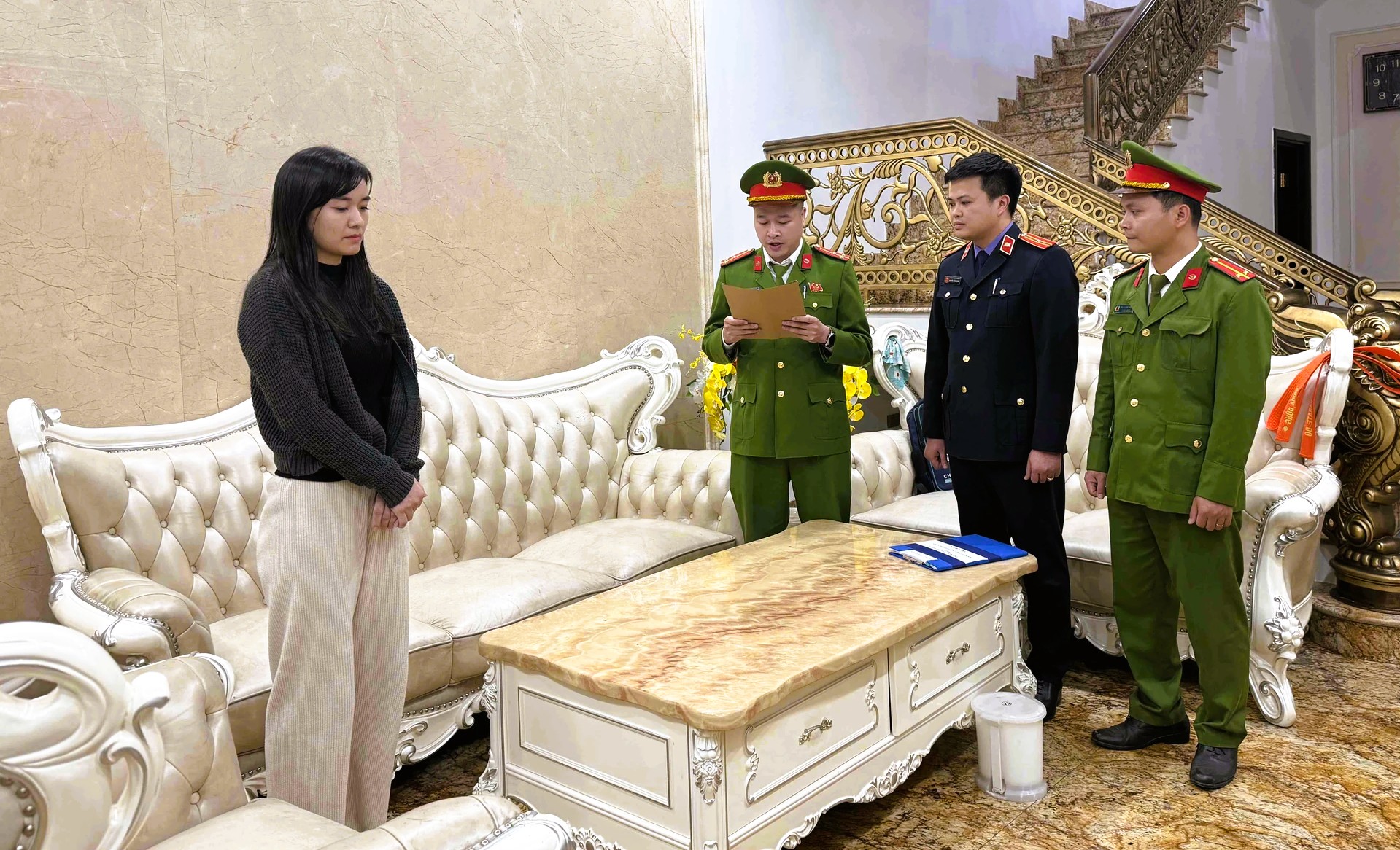 Bắt vợ chồng chủ tiệm vàng nổi tiếng ở Thanh Hóa- Ảnh 2. Bắt vợ chồng chủ tiệm vàng nổi tiếng ở Thanh Hóa- Ảnh 2.