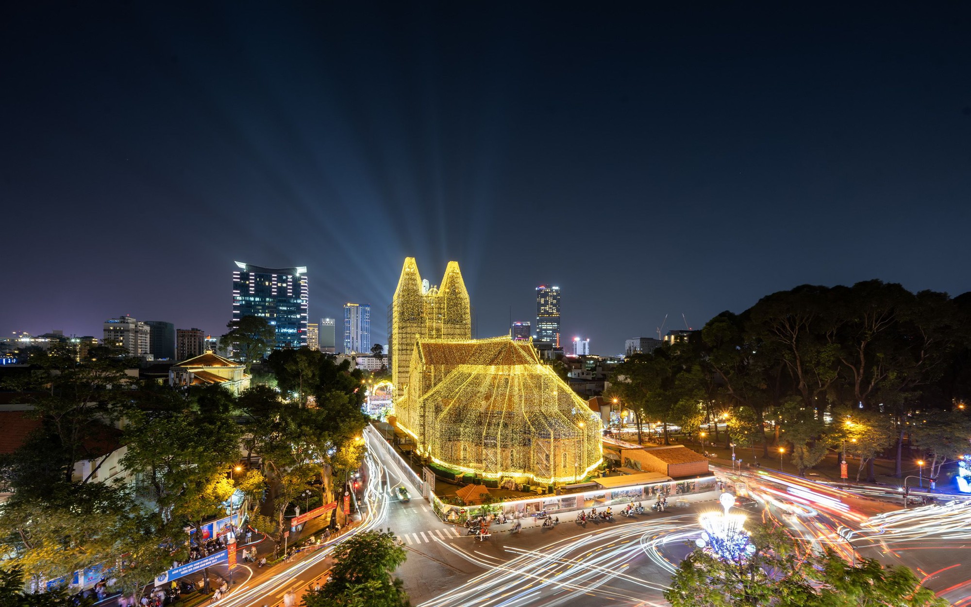 Thắp sáng mùa Giáng sinh trên thành phố mang tên Bác.