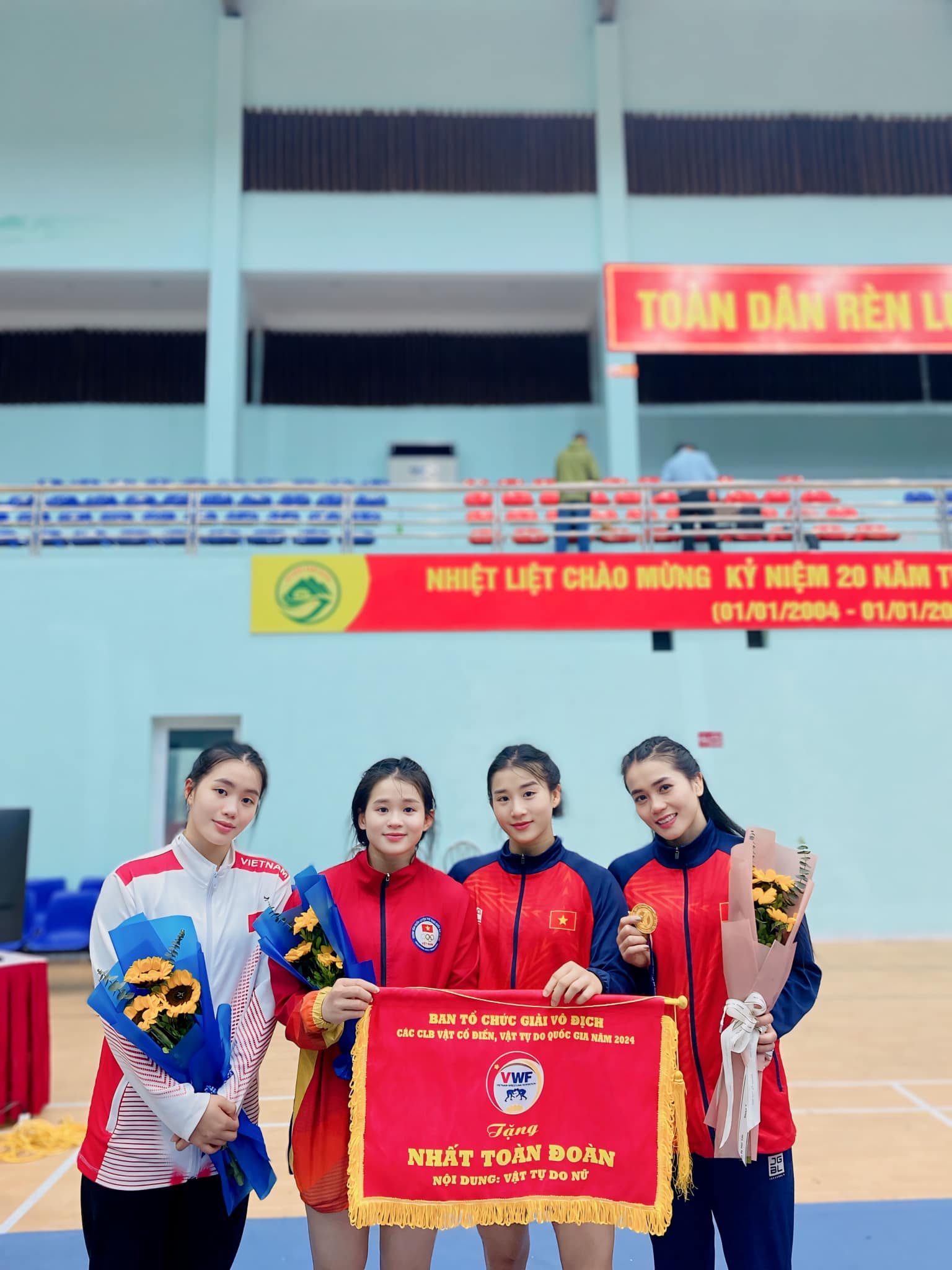 3 chị em ruột ở Huế cùng đi thi vật tại SEA Games 33, một người được Chủ tịch nước trao tặng Huân chương- Ảnh 12. 3 chị em ruột ở Huế cùng đi thi vật tại SEA Games 33, một người được Chủ tịch nước trao tặng Huân chương- Ảnh 12.