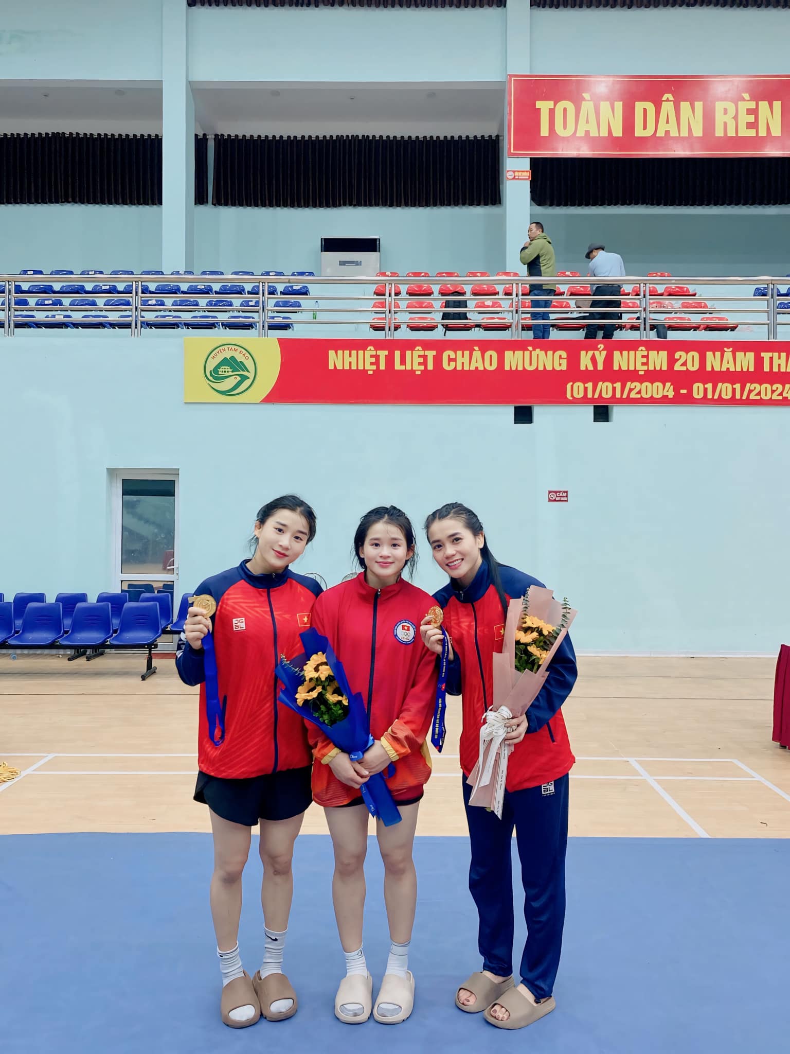 3 chị em ruột ở Huế cùng đi thi vật tại SEA Games 33, một người được Chủ tịch nước trao tặng Huân chương- Ảnh 1. 3 chị em ruột ở Huế cùng đi thi vật tại SEA Games 33, một người được Chủ tịch nước trao tặng Huân chương- Ảnh 1.